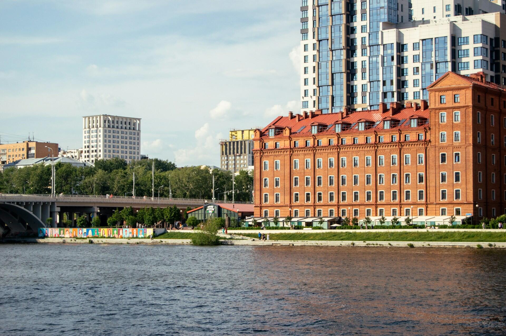 Verschillende gebouwen aan het water