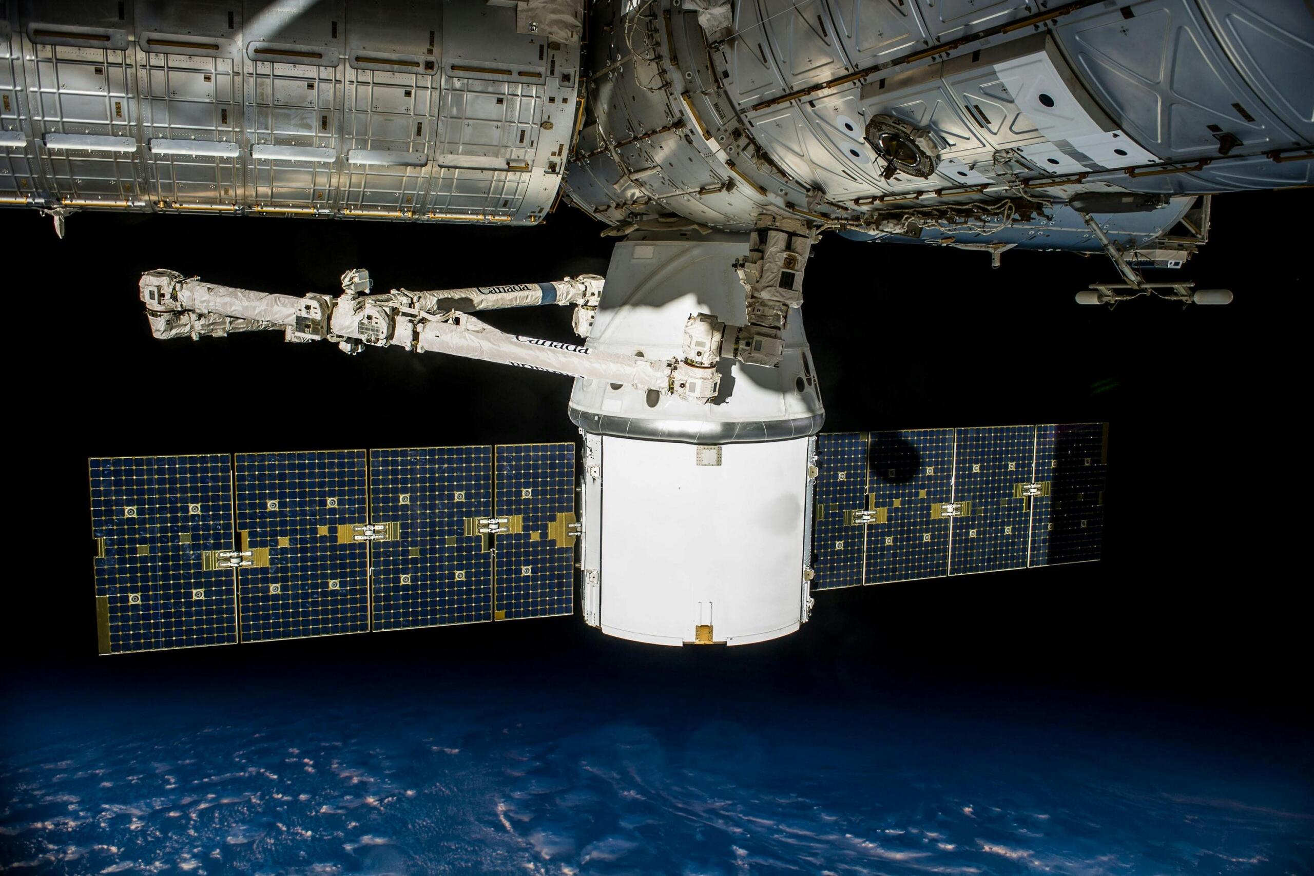 SpaceX Dragon capsule gekoppeld aan het ISS.