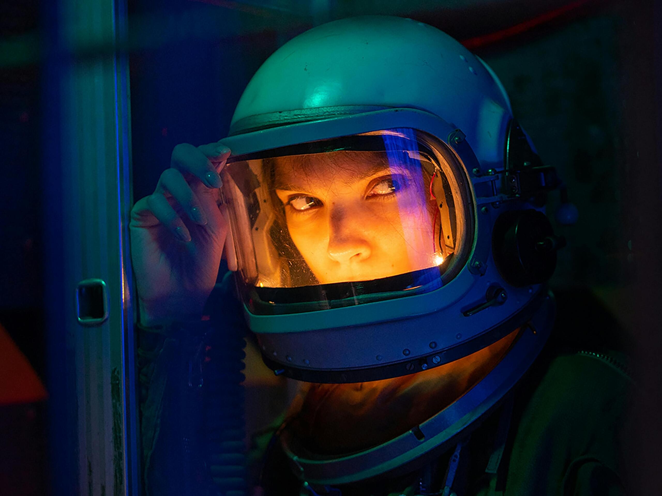 Astronaute in pak met verlicht vizier.