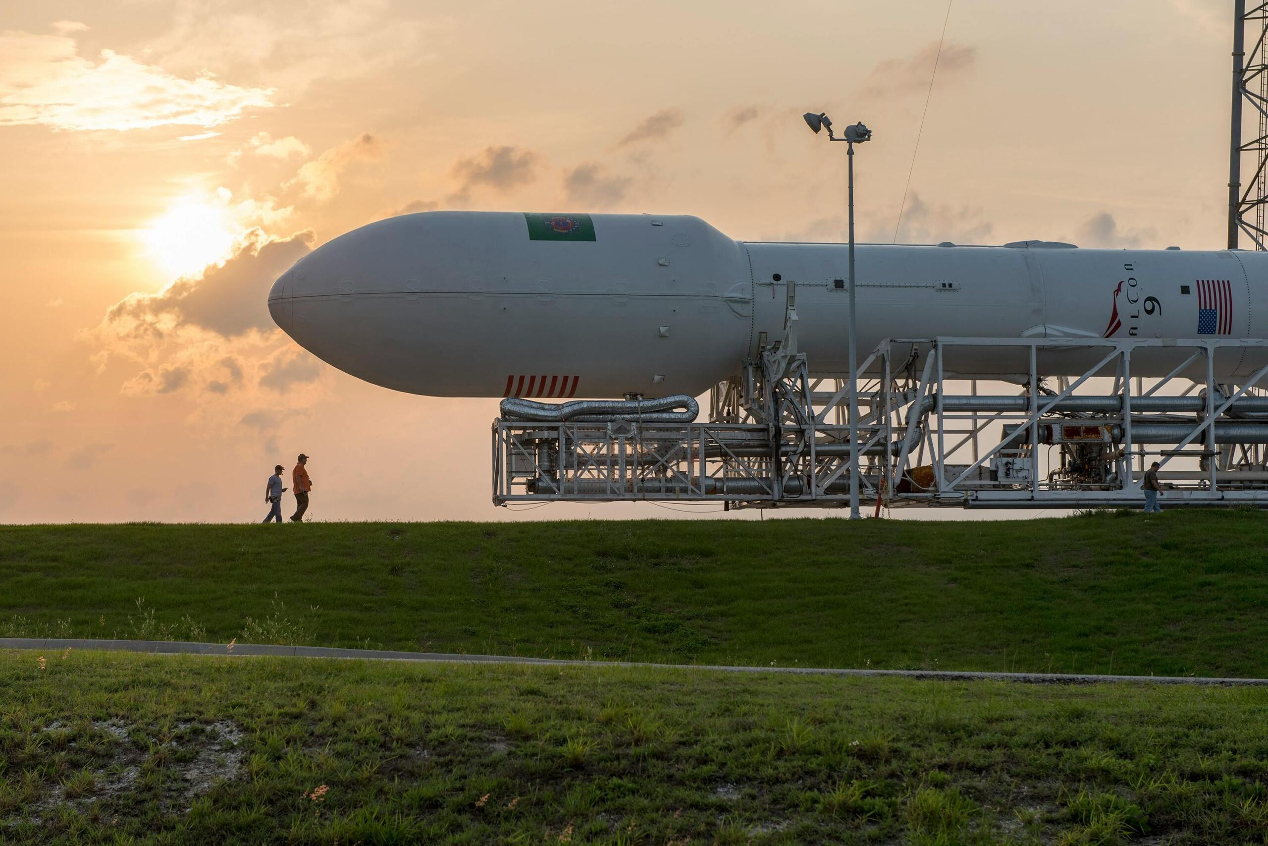Falcon 9-raket op lanceerplatform bij zonsopkomst.