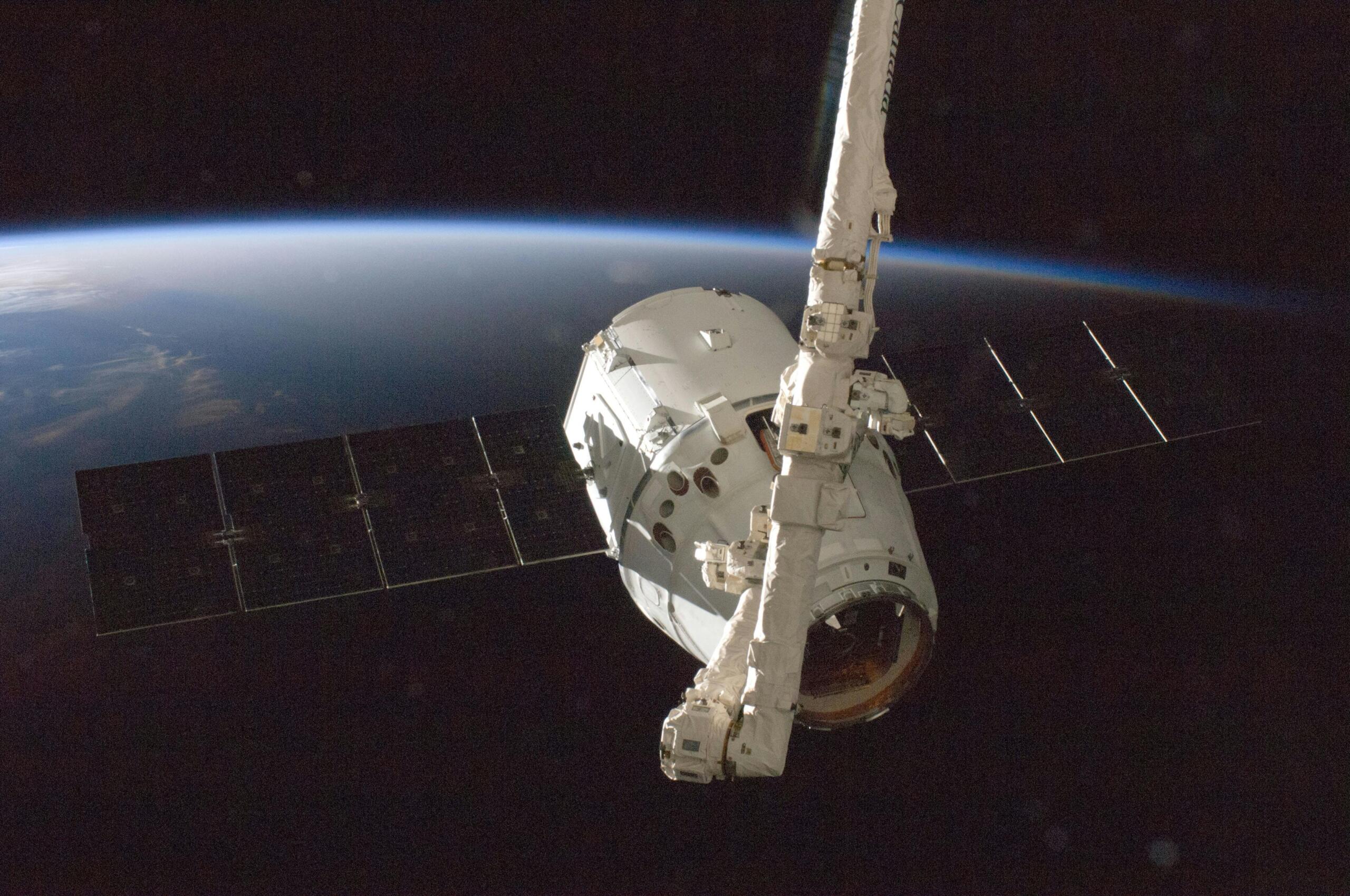 SpaceX Dragon verbonden aan het internationale ruimtestation (ISS).