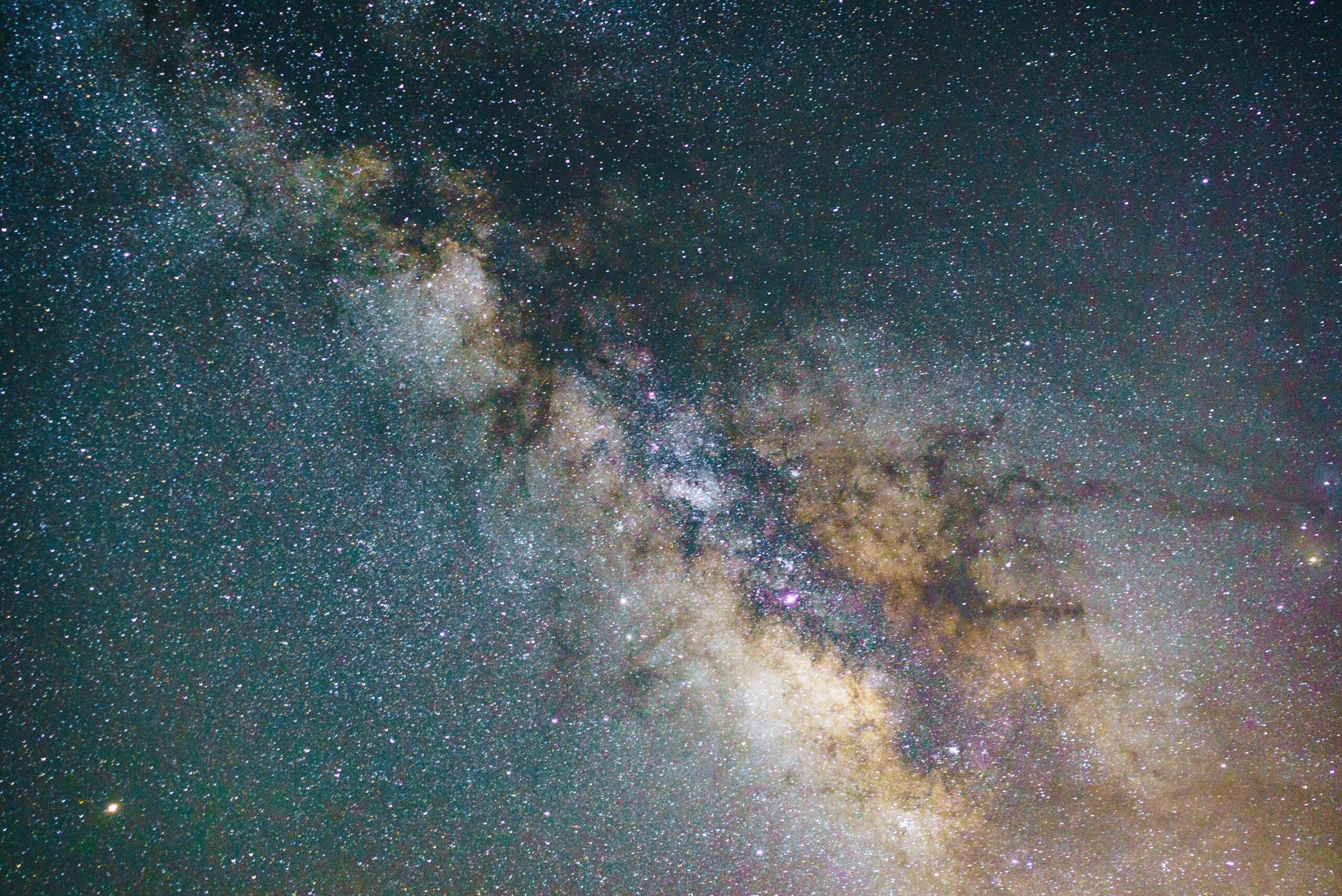 Milky Way, gefotografeerd in kleur, vanuit de aarde.