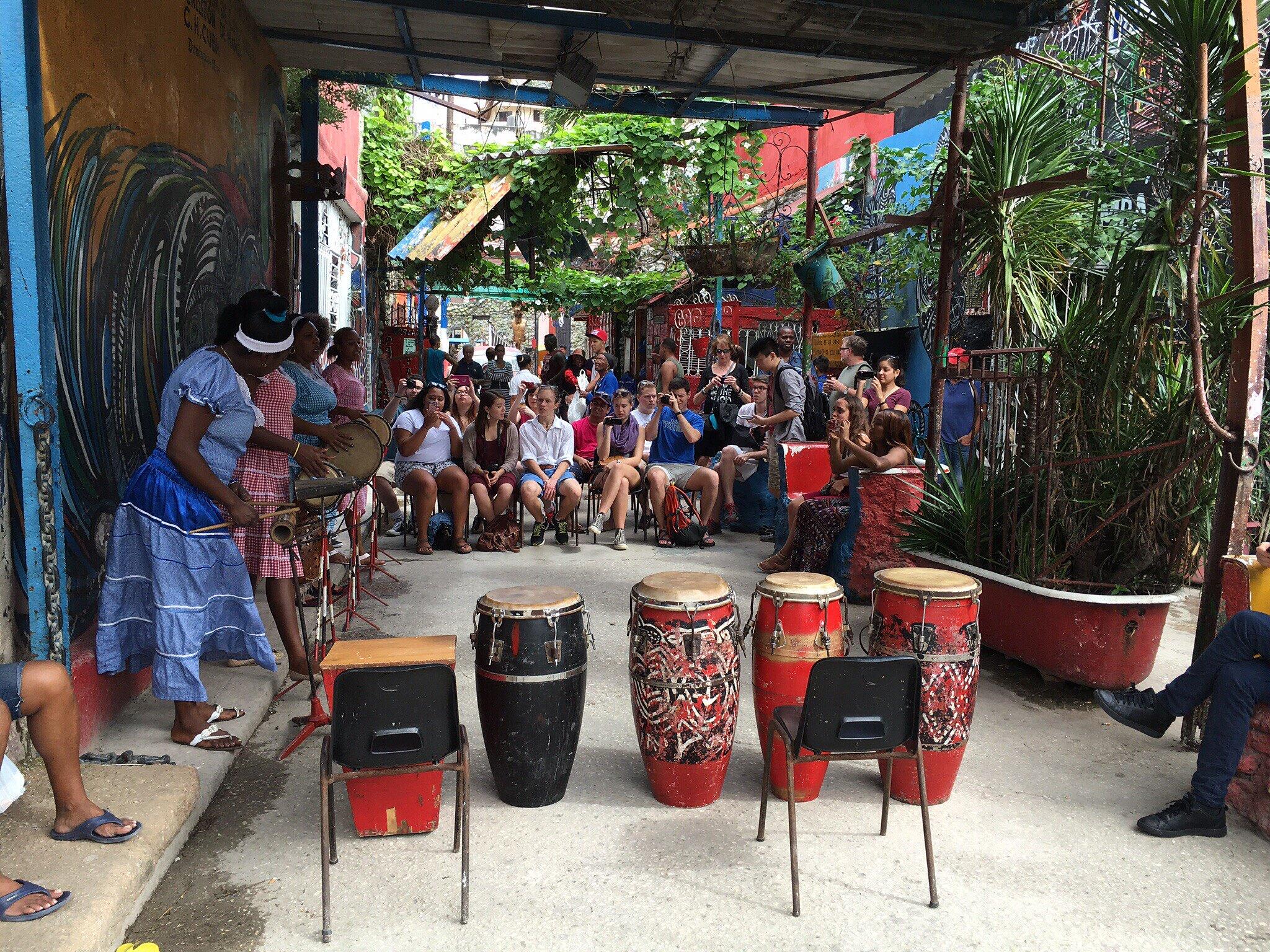 Muziek makende mensen en toeschouwers