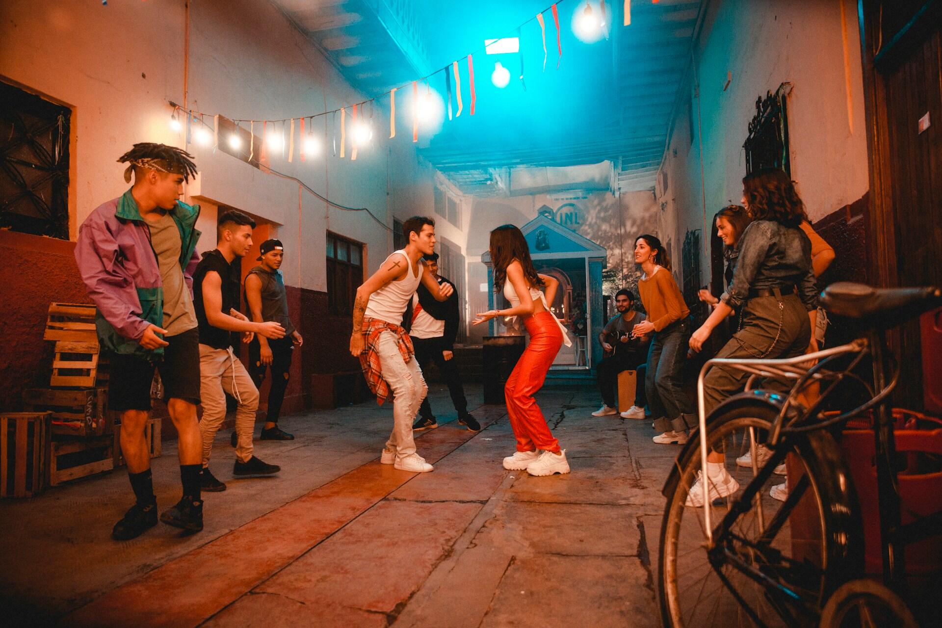 Aantal mensen danst op straat