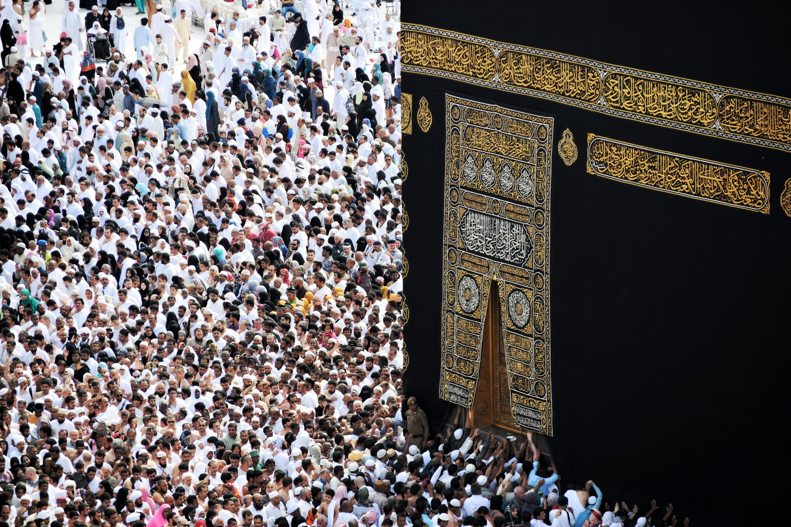 Menigte pelgrims verzameld bij de Kaäba in Mekka tijdens de hadj.