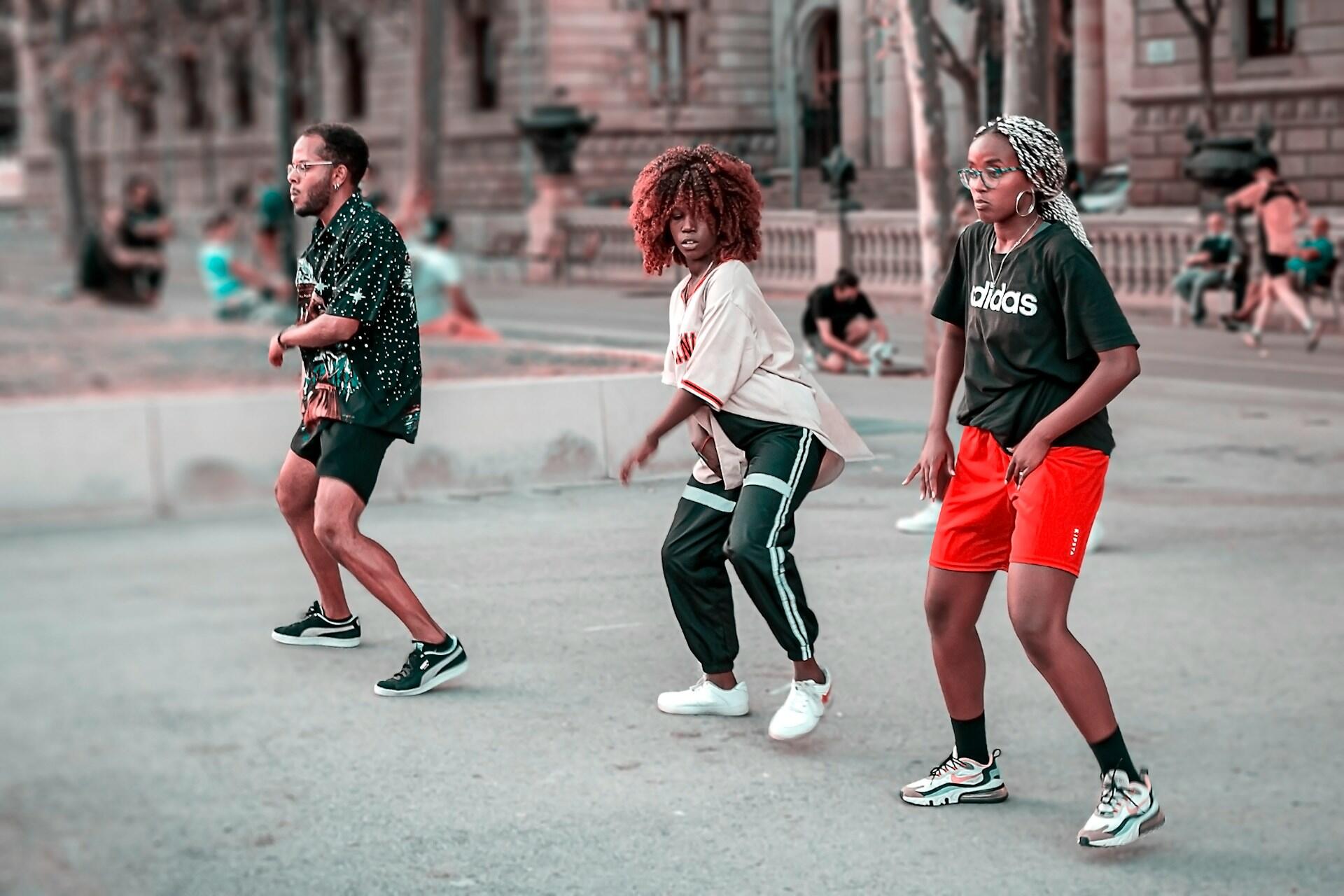 Drie personen dansen op straat