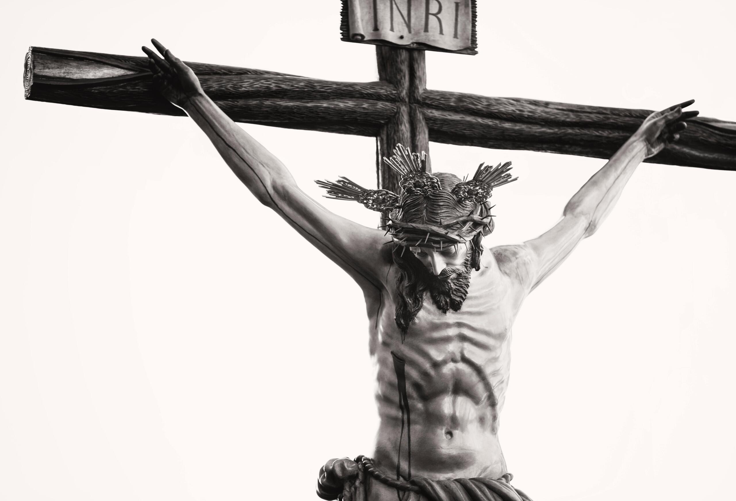 Jezus aan het kruis met doornenkroon, symbool van zijn lijden en opoffering.