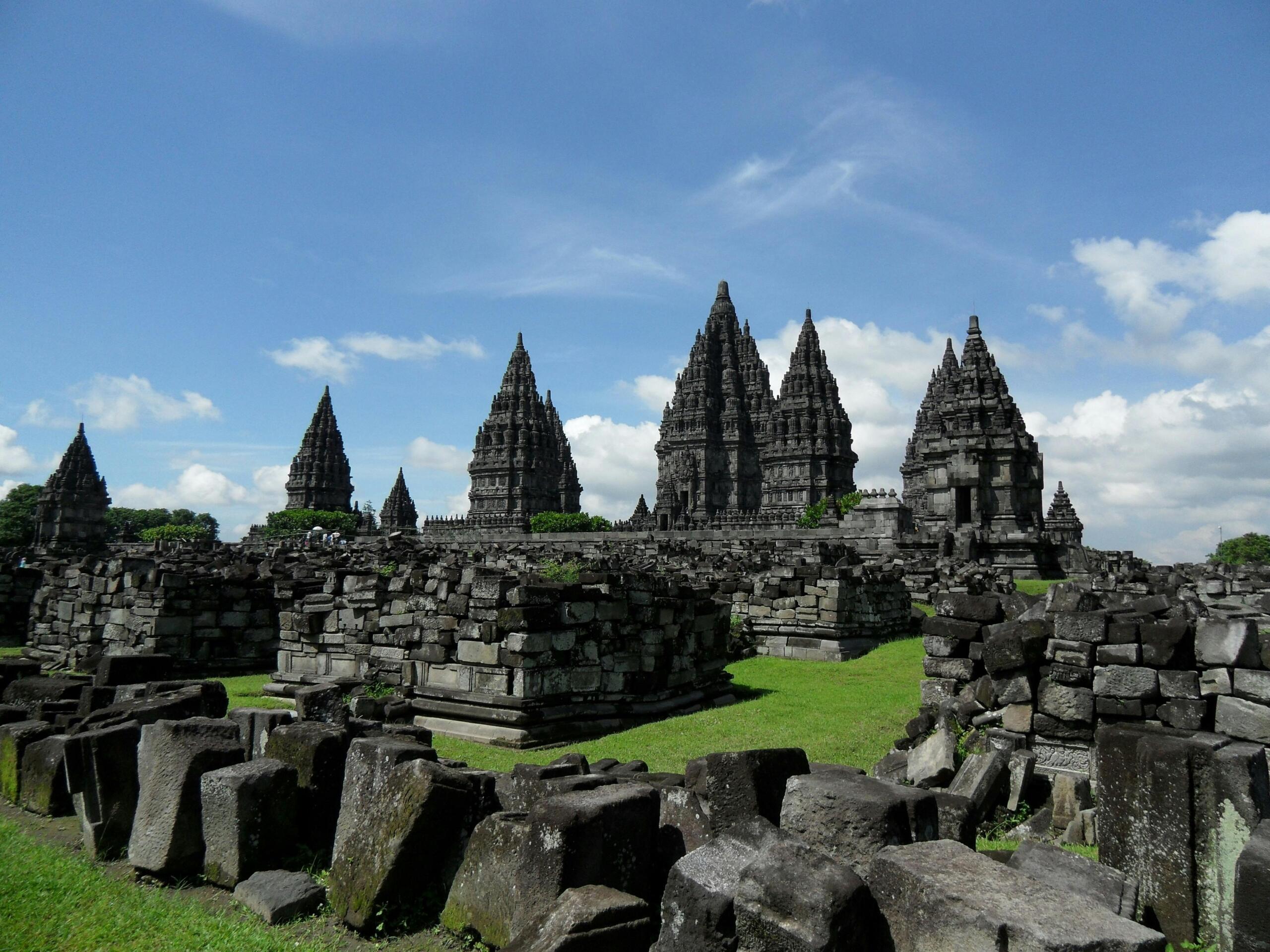 Het Prambanan-tempelcomplex in Indonesië, een van de grootste hindoetempels ter wereld, gewijd aan de goden Shiva, Vishnu en Brahma.