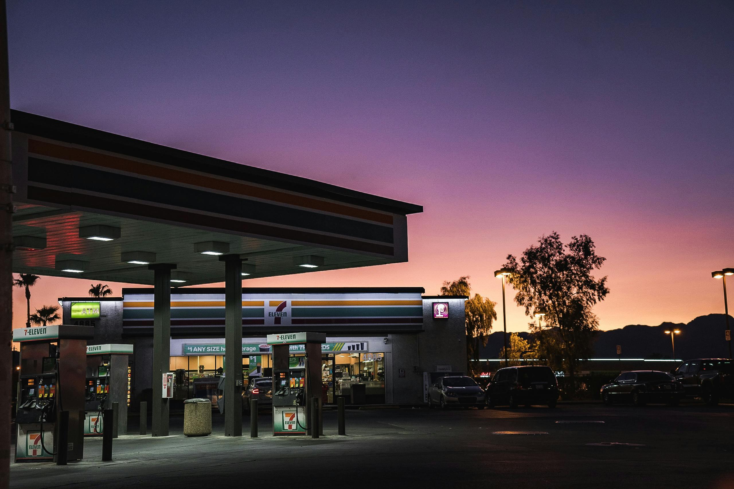 Benzinestation bij zonsondergang