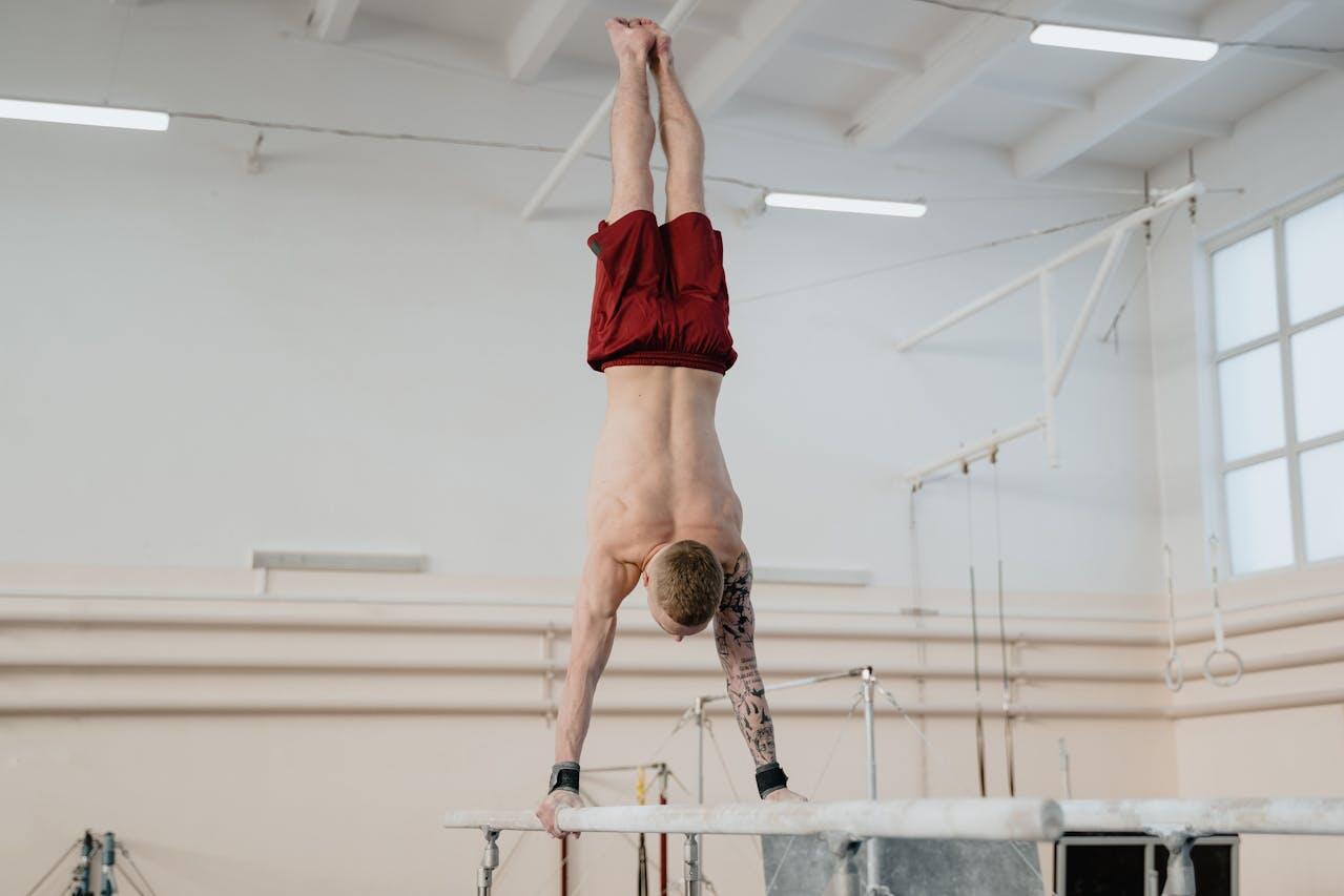 Persoon maakt handstand op brug