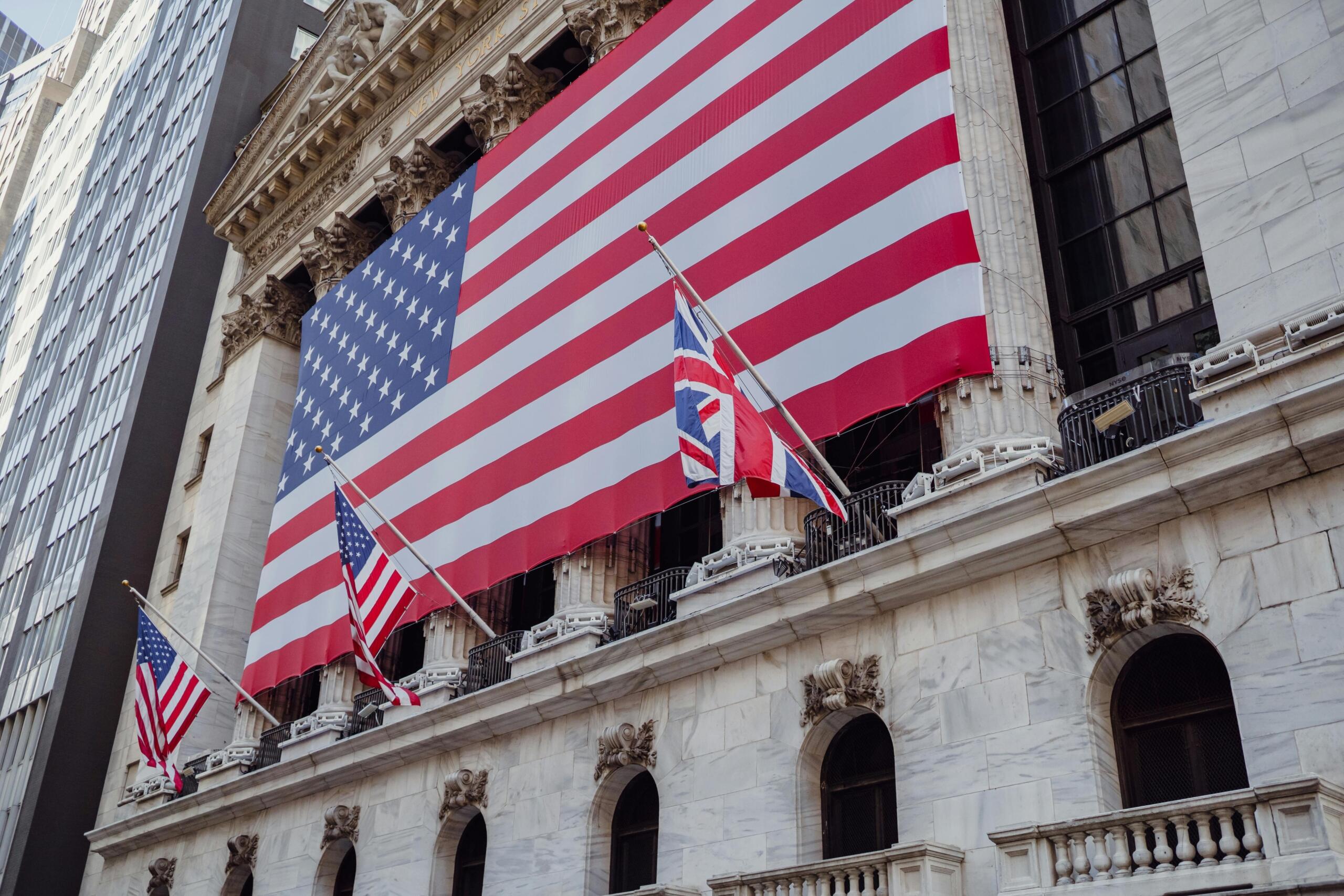 Gebouw met Amerikaanse en Britse vlaggen