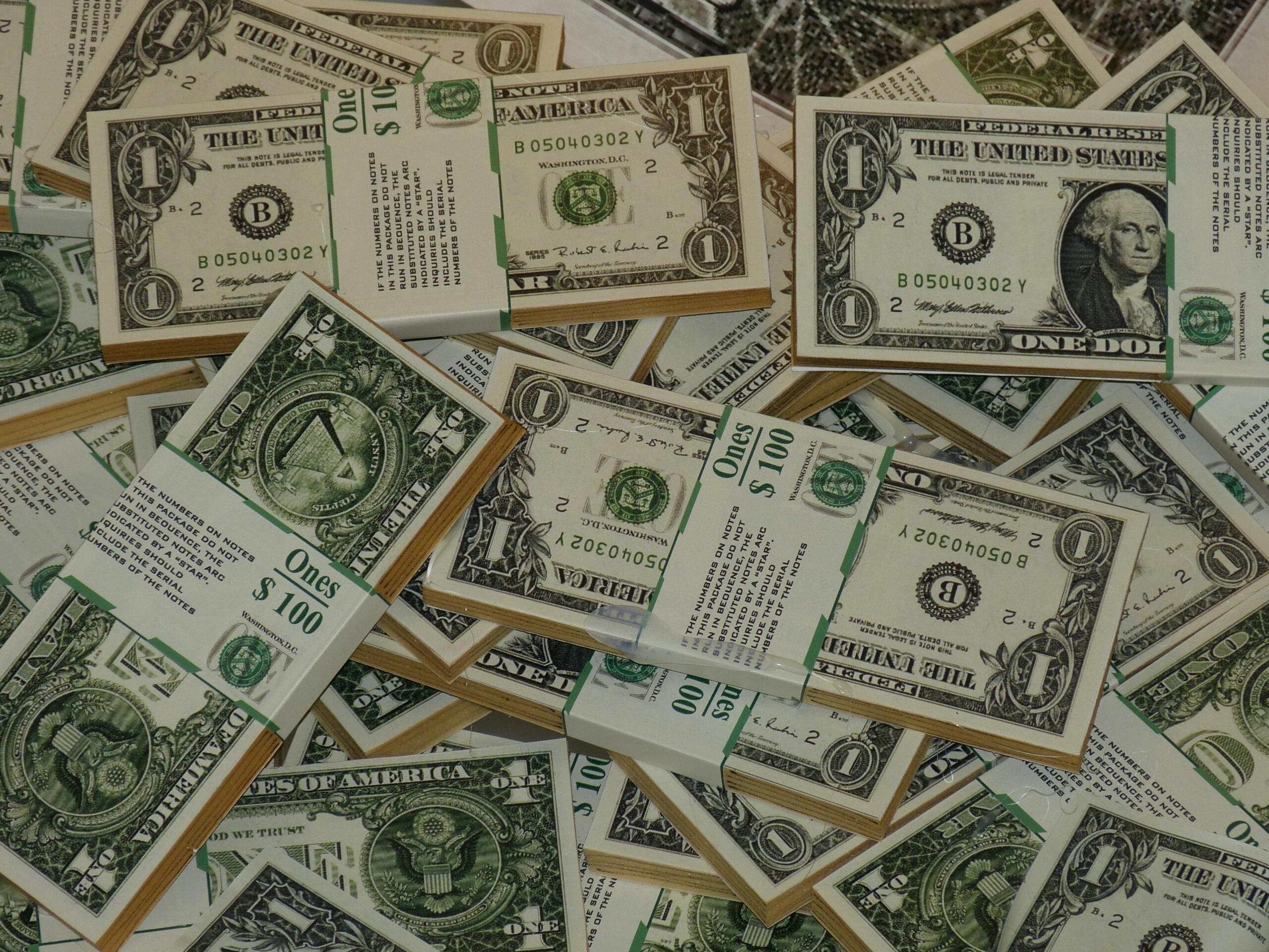 Stapels Amerikaanse dollars als symbool voor fiatgeld en koopkracht.