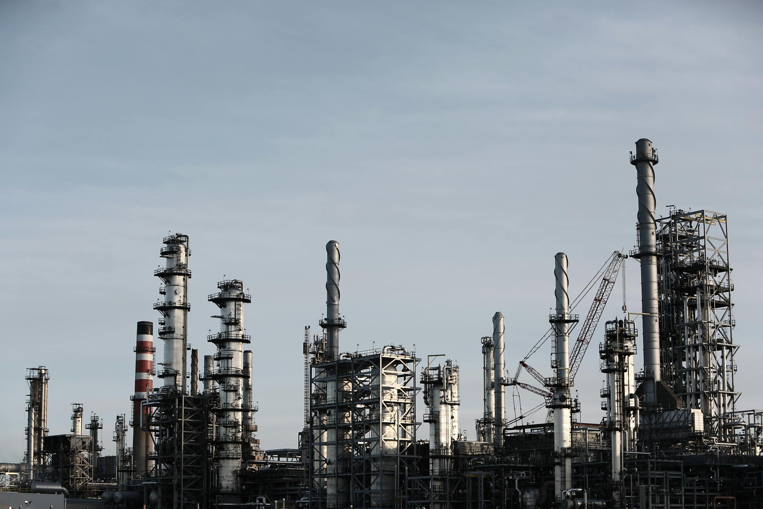Industriële olieraffinaderij, beeld van de kern van de wereldwijde energieproductie.