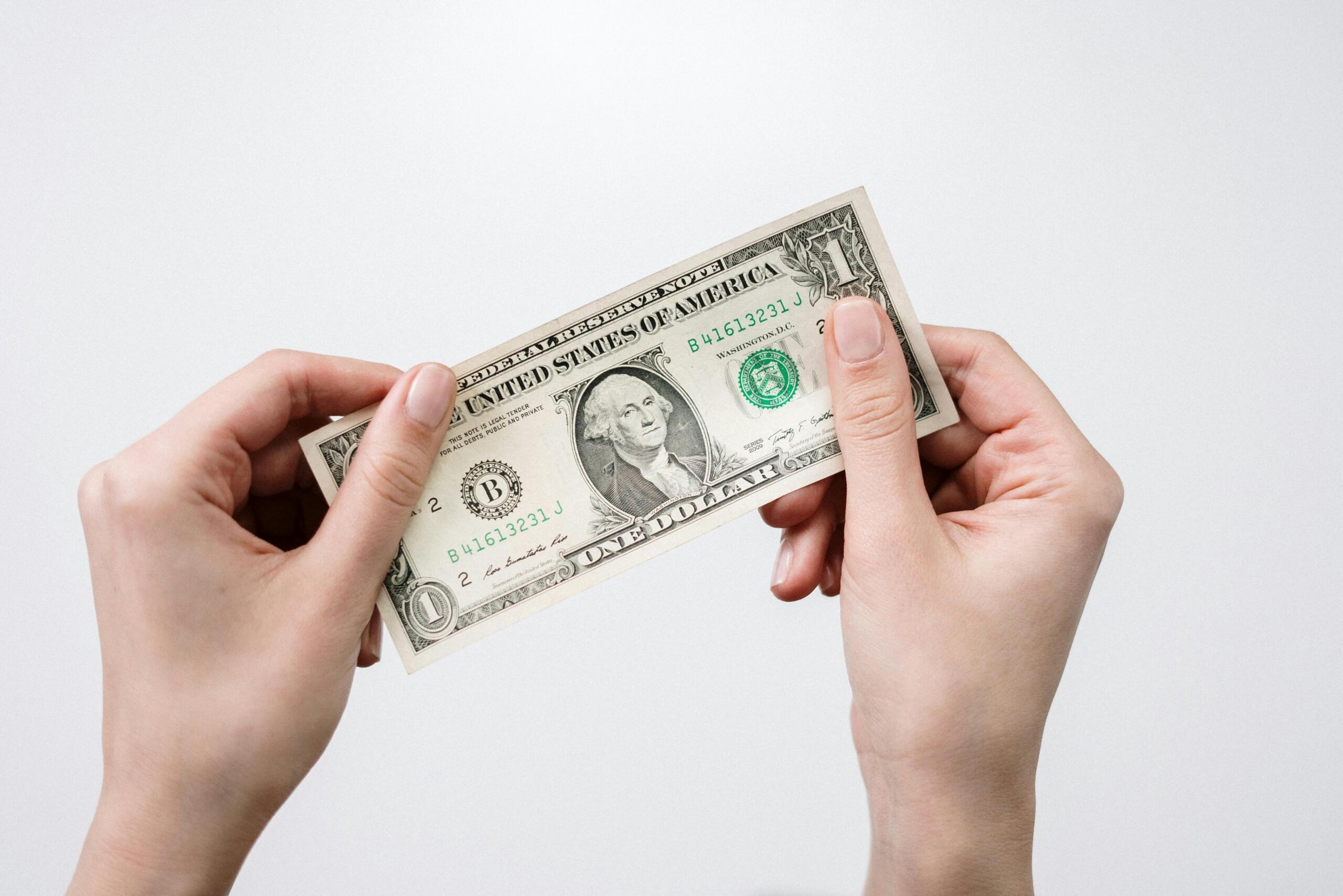 Handen houden een Amerikaanse dollar vast
