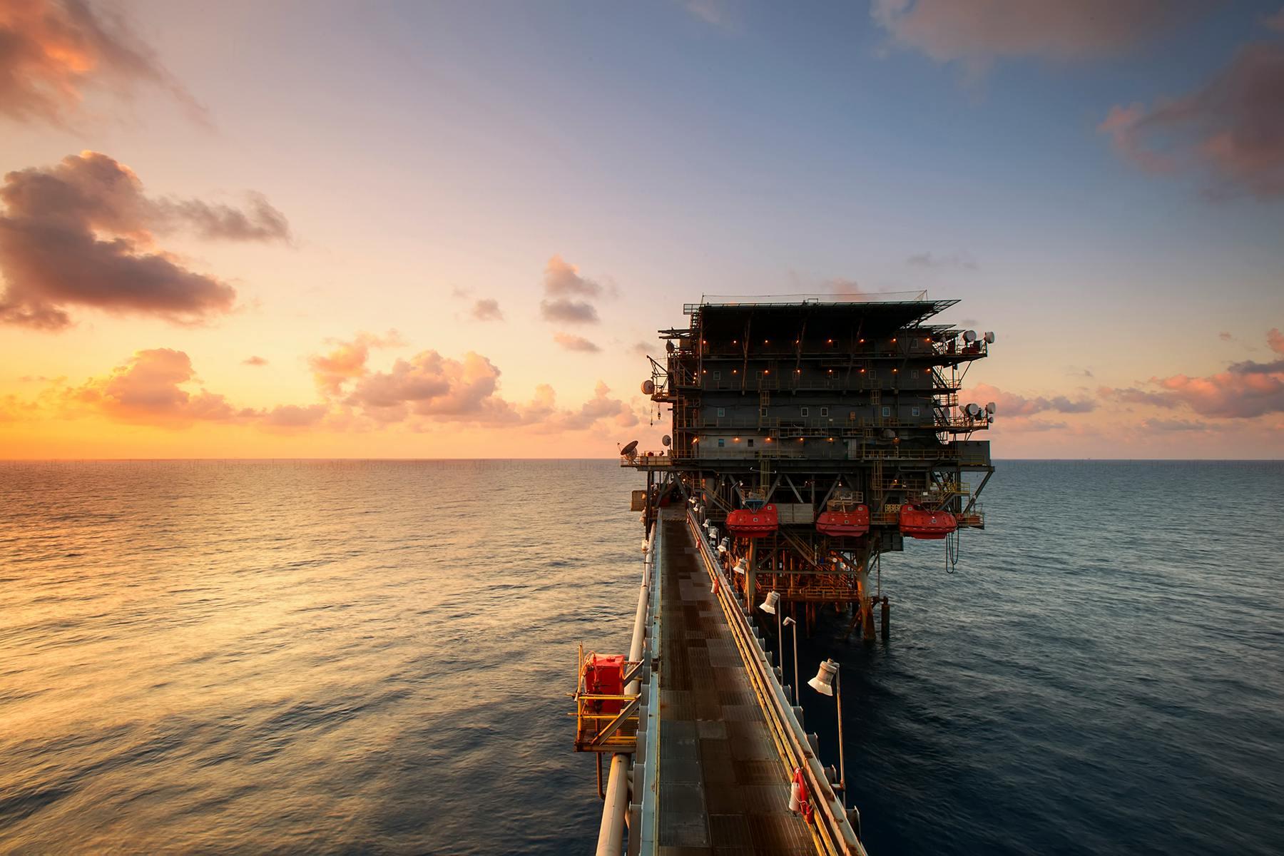 Olieplatform bij zonsondergang