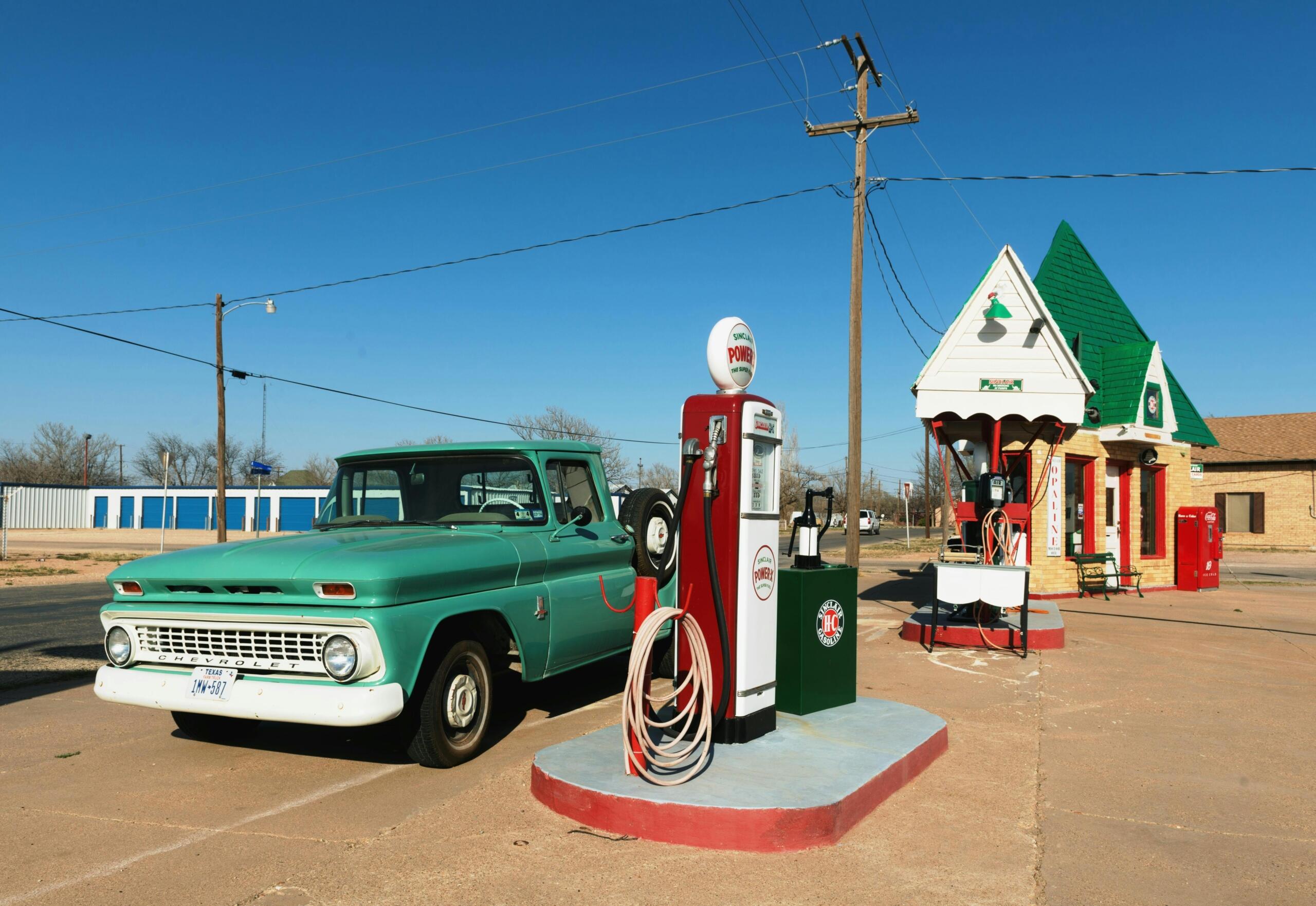 Klassiek tankstation met retrotruck