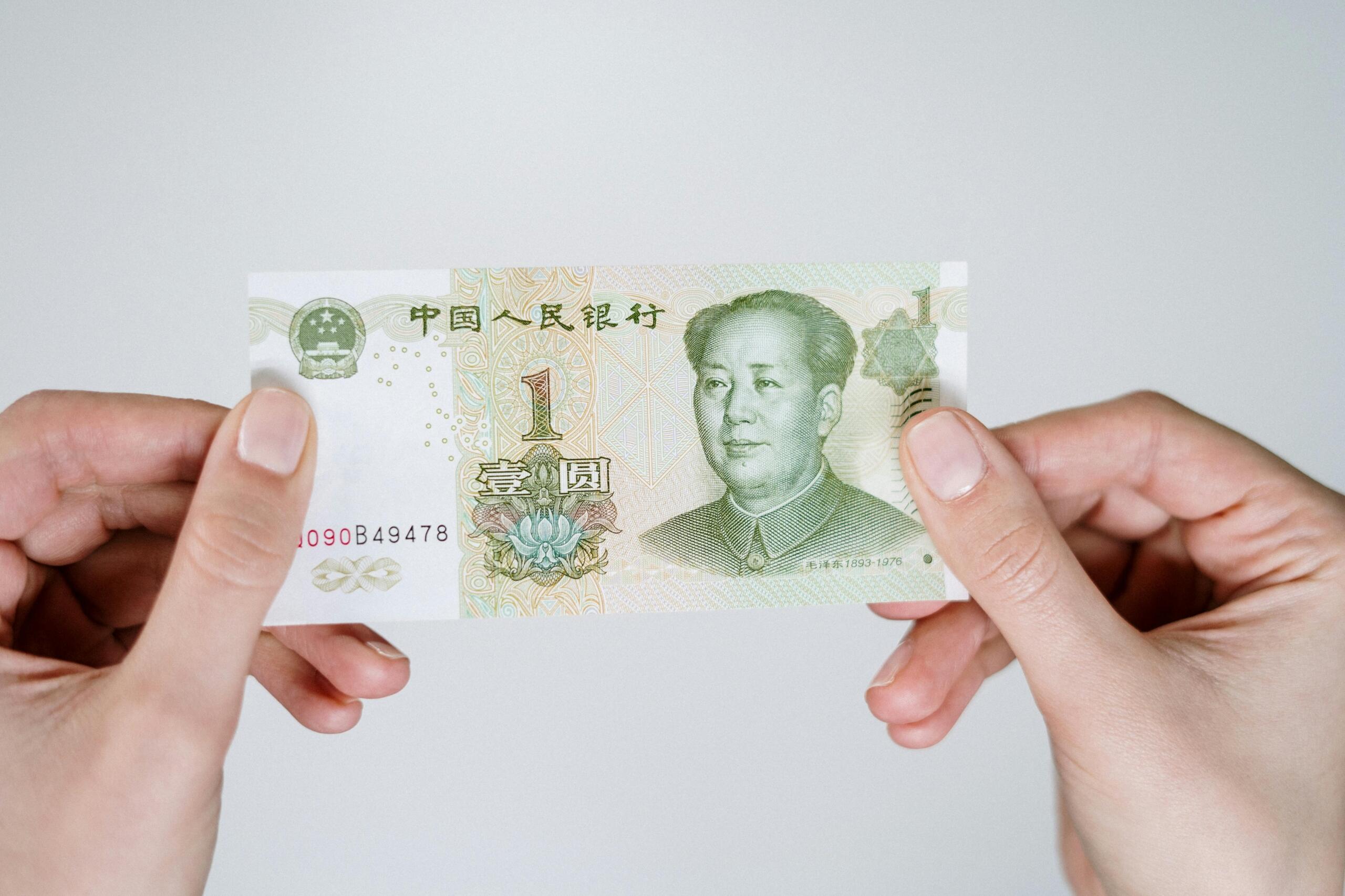 Handen houden een Chinese yuan vast