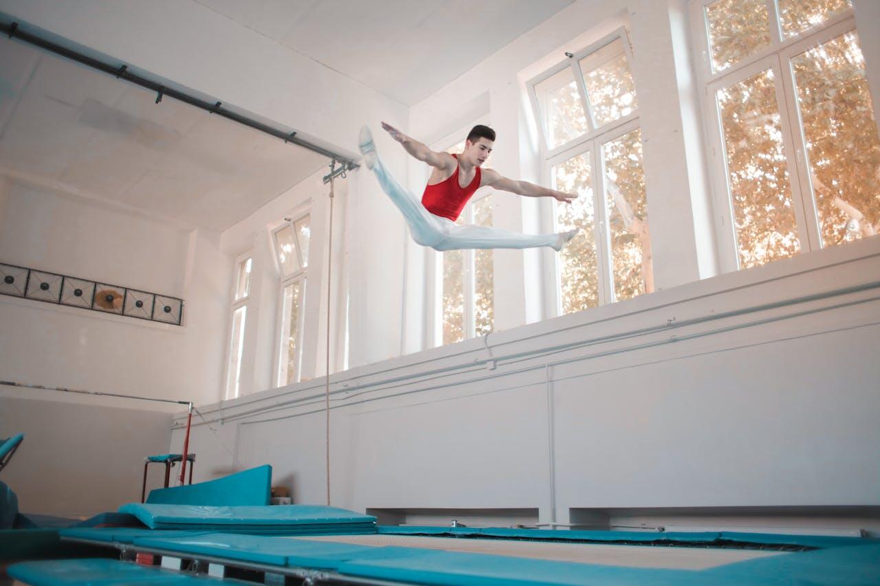 Persoon maakt trampolinesprong
