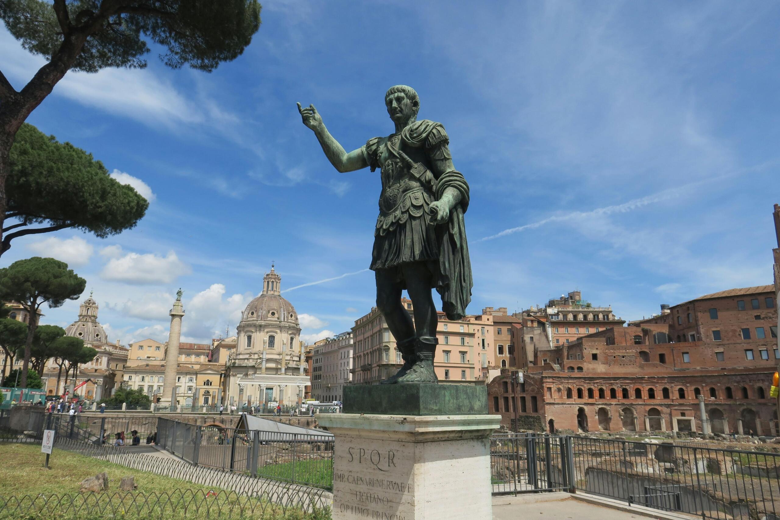 Bronzen standbeeldversie van Julius Caesar aan de Via dei Fori Imperiali in Rome, bij de fora.