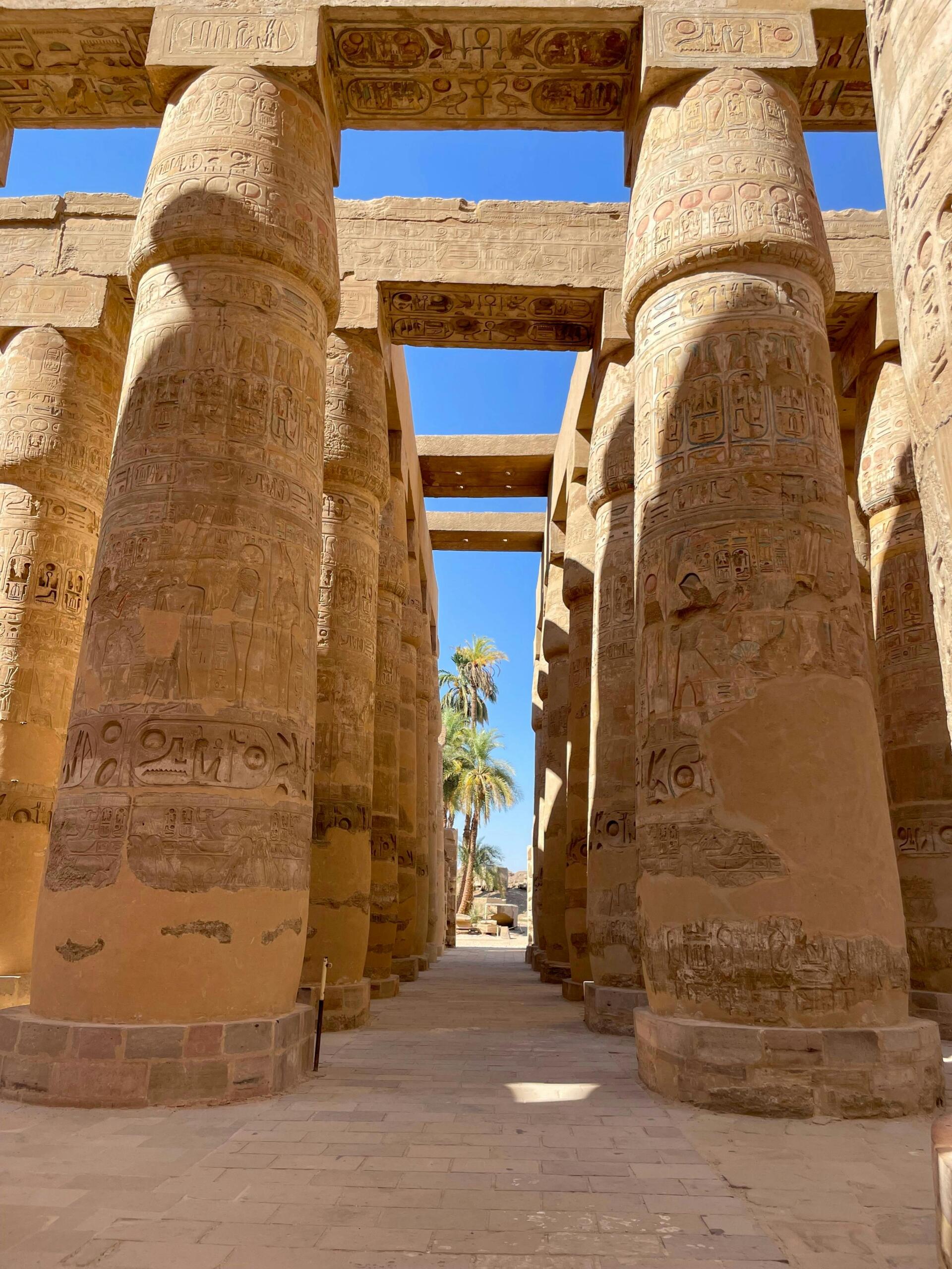 Zuilen van een Egyptisch tempelcomplex met gravures en hiërogliefen, zicht op detail.