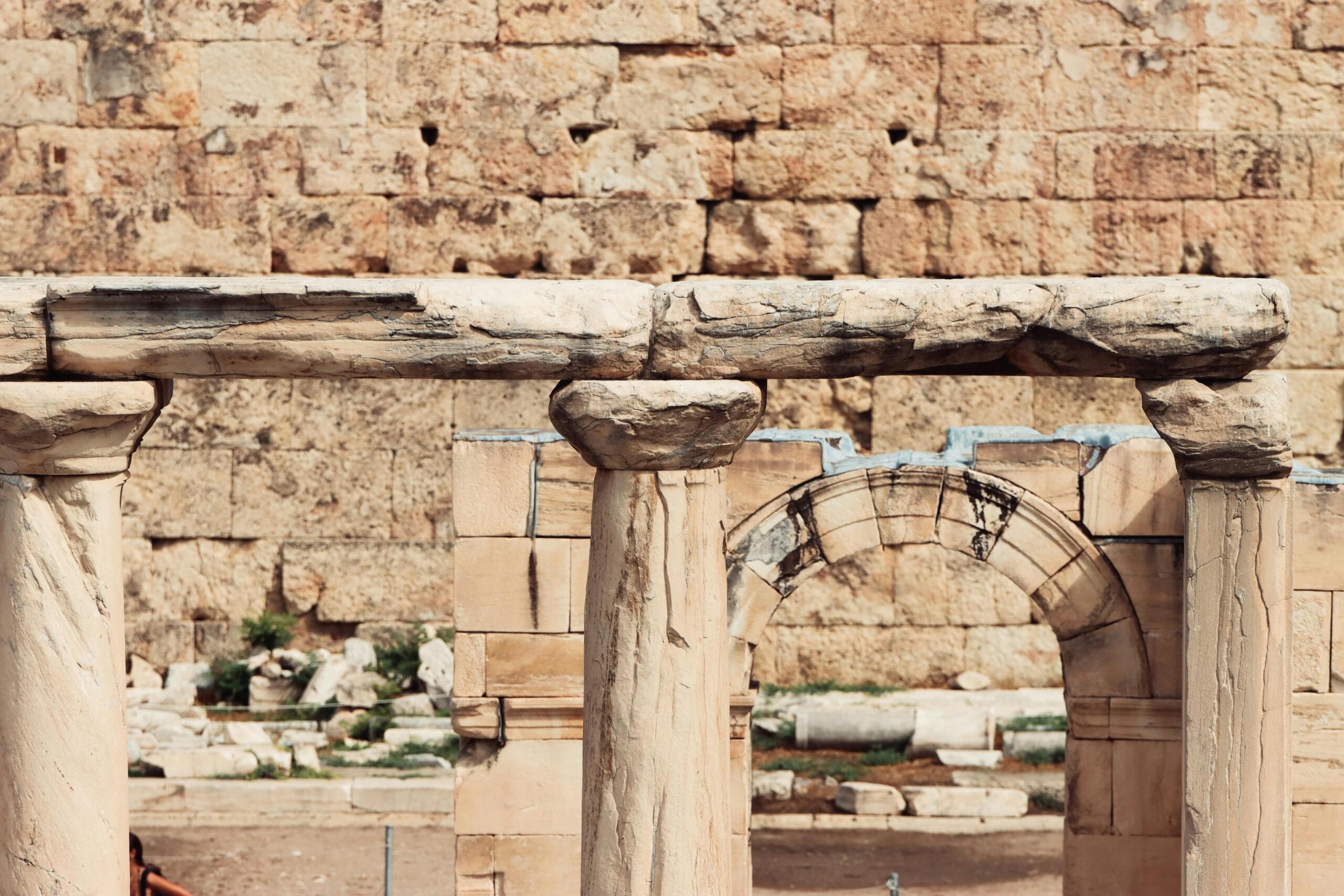 Close-up van oude stenen zuilen en een boog in een Grieks bouwwerk, in Athene.