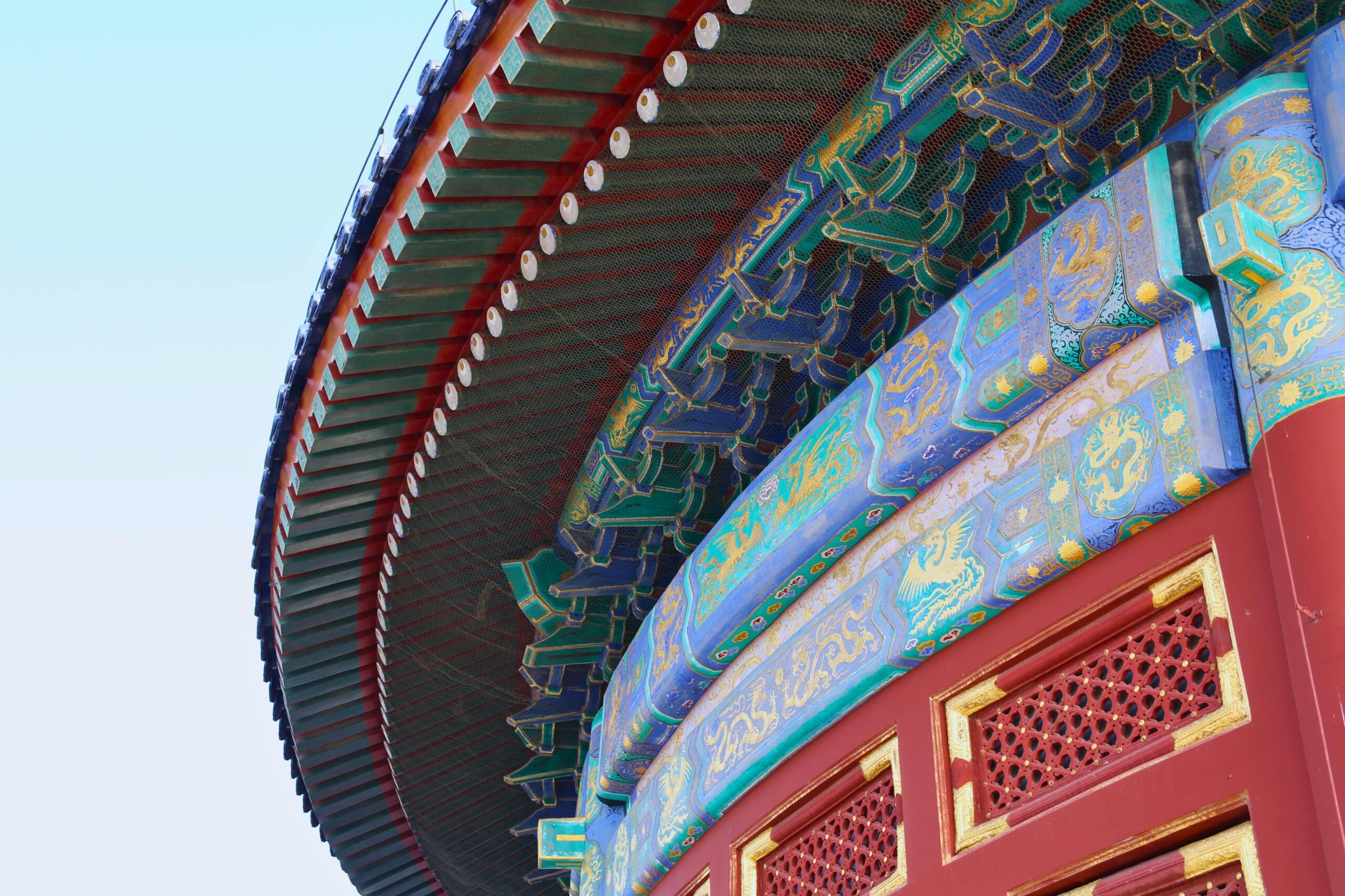 Close-up van kleurrijke Chinese architectuur detail in een historisch gebouw; decoratieve lijnen en patronen.