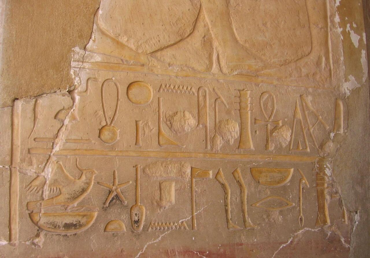Hiërogliefen gegraveerd in sandsteen op een tempelmuur in het oude Egypte.