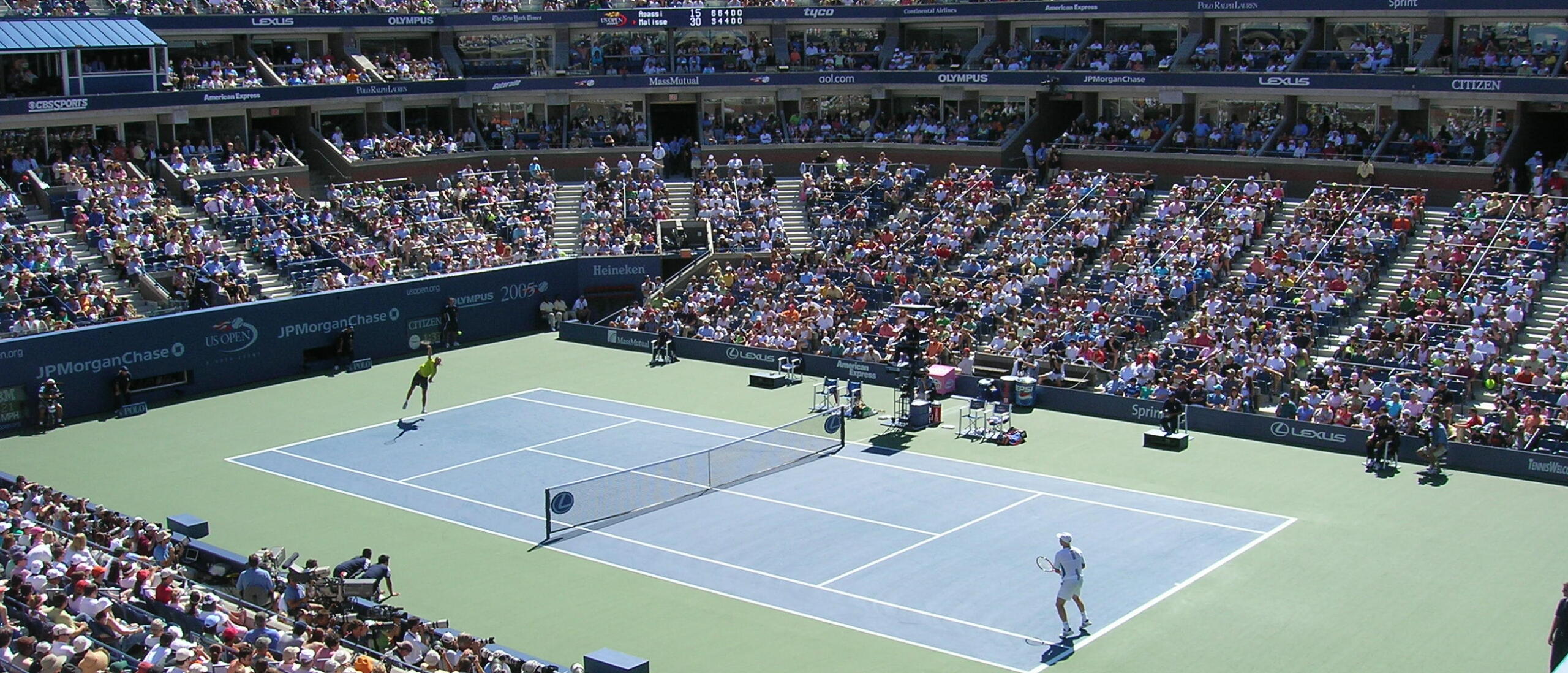 Het bekende Arthur Ashe Stadium tijdens de US Open van het jaar 2005. Bron: Nrbelex / Wikimedia Commons