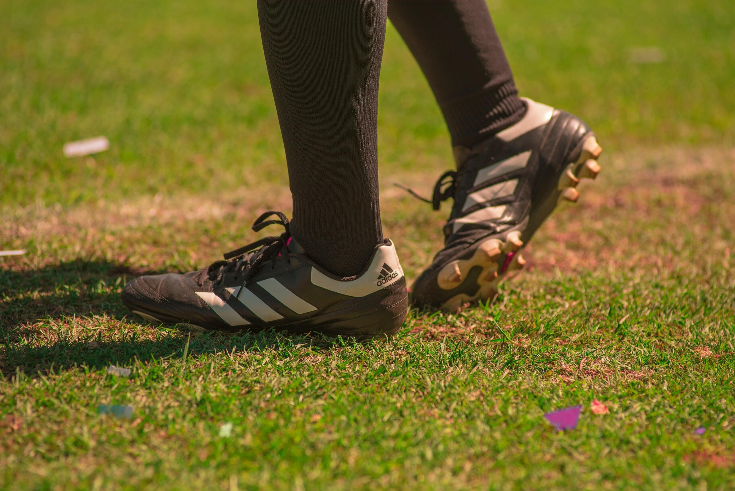 Close-up van voetbalschoenen op het gras.