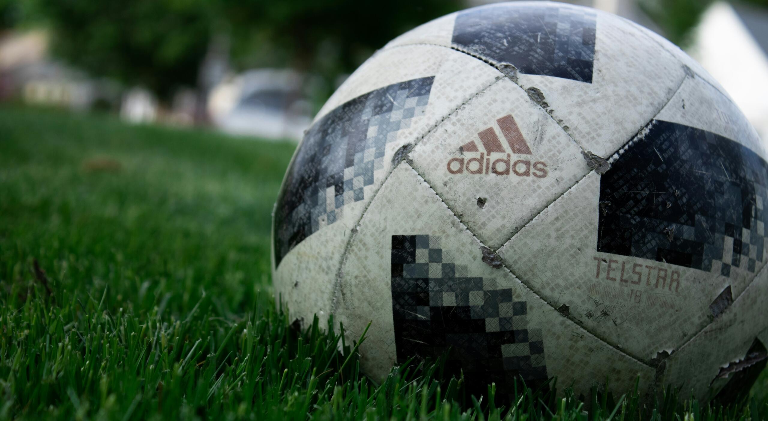 Een voetbal ligt in het gras.