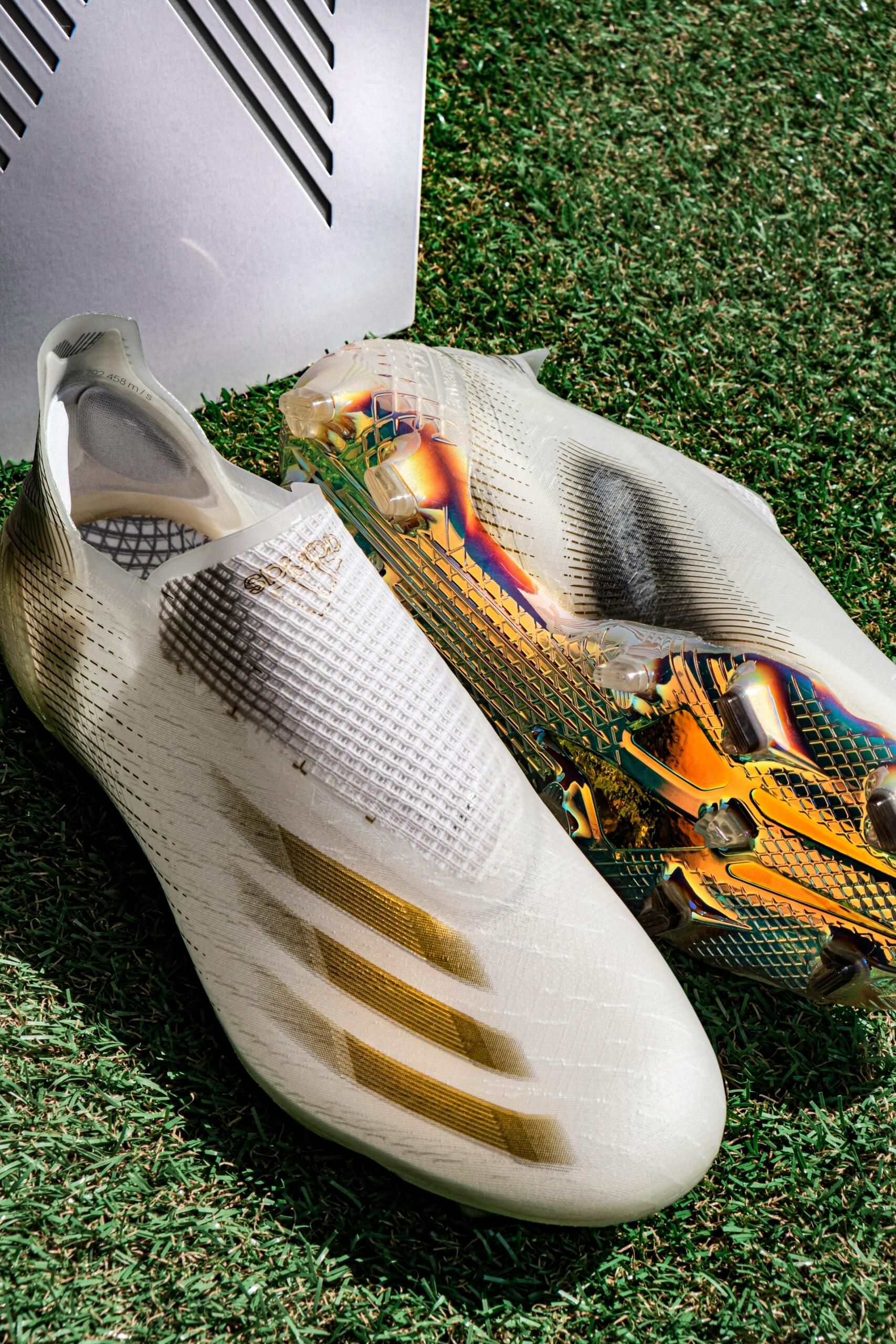 Close-up van voetbalschoenen op het gras vlak voor een wedstrijd of training.