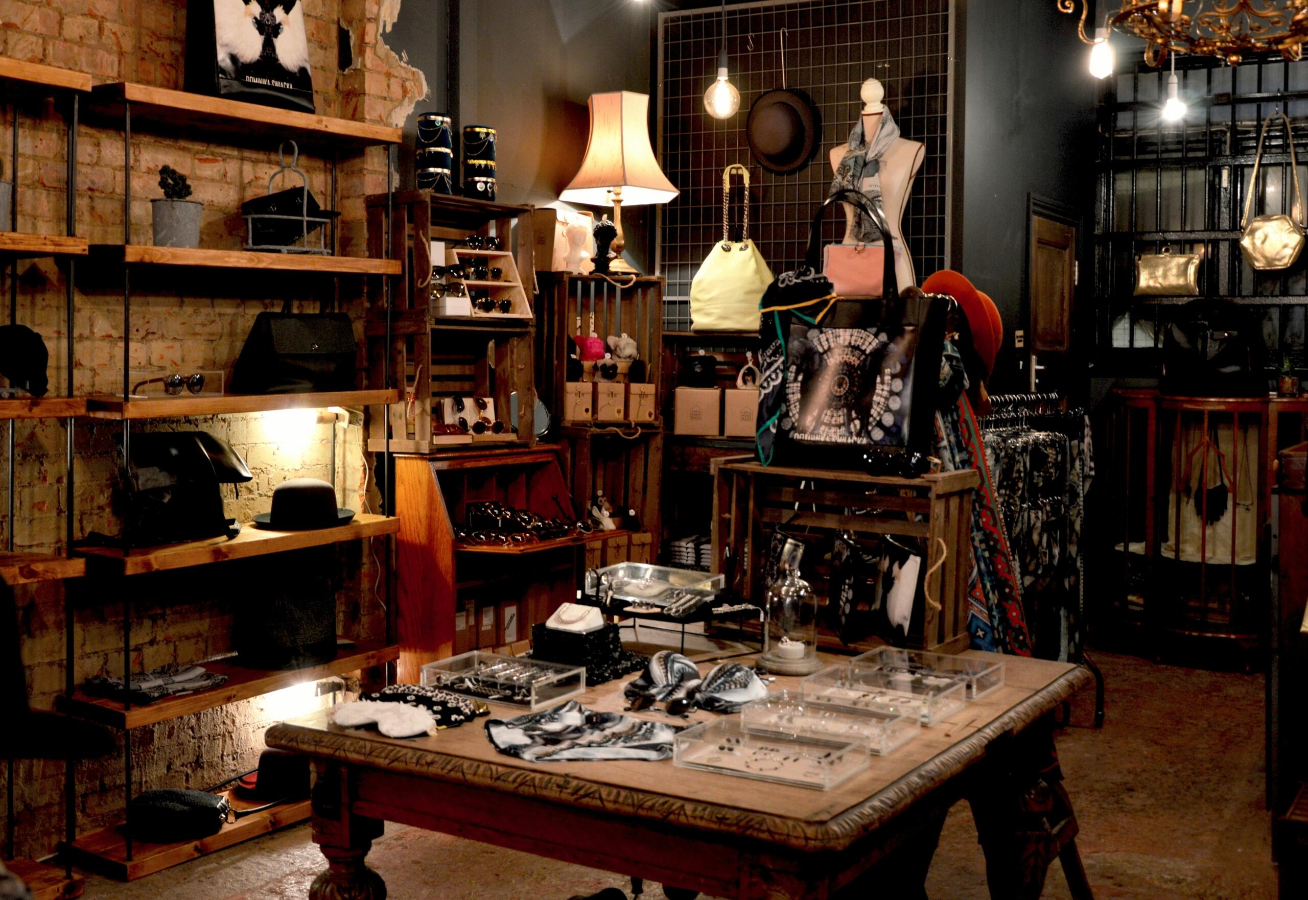Interieur van een stijlvolle winkel met mode en accessoires, passend bij Britse popcultuur | Christelle Bourgeois, via Unsplash