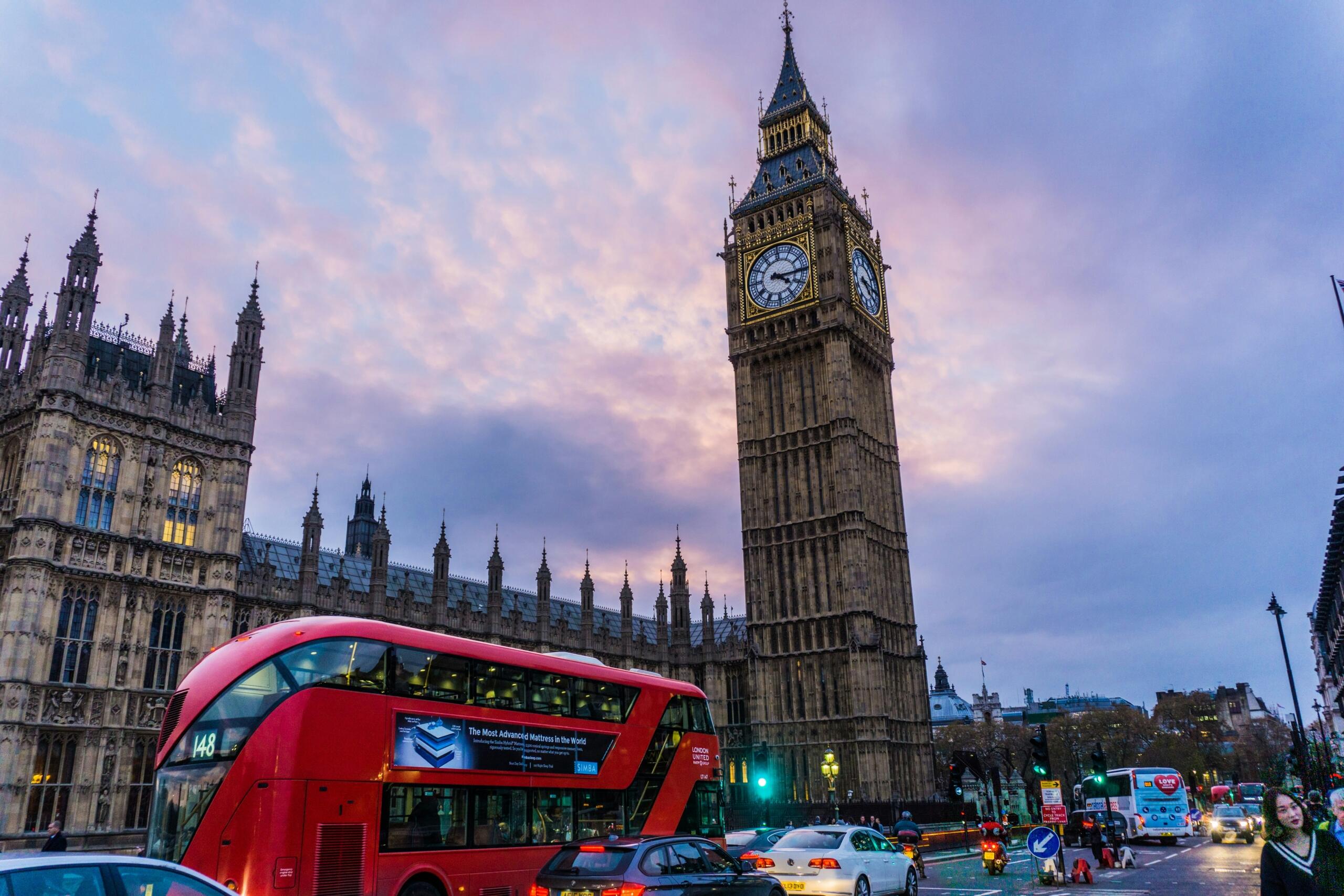 De beroemde Big Ben in Londen met een iconische dubbeldekkerbus ervoor | Lucas Davies, via Unsplash