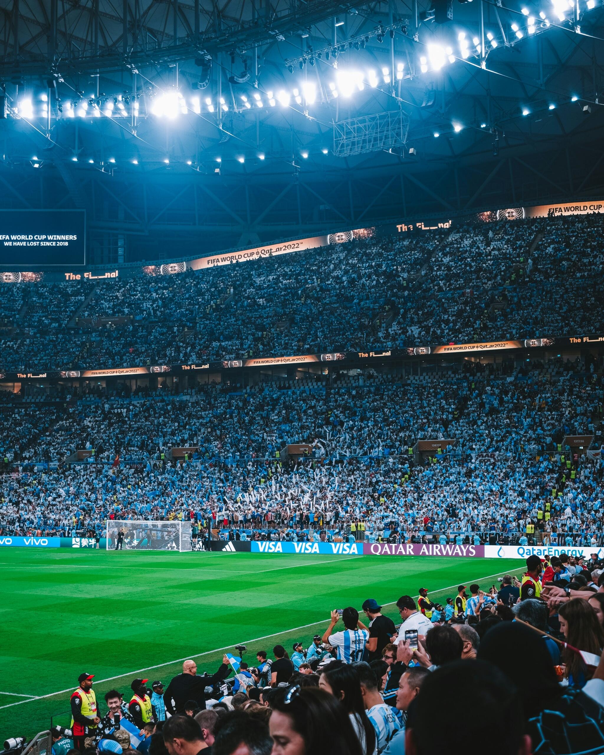 Een stadion zit vol met toeschouwers tijdens een voetbalwedstrijd.