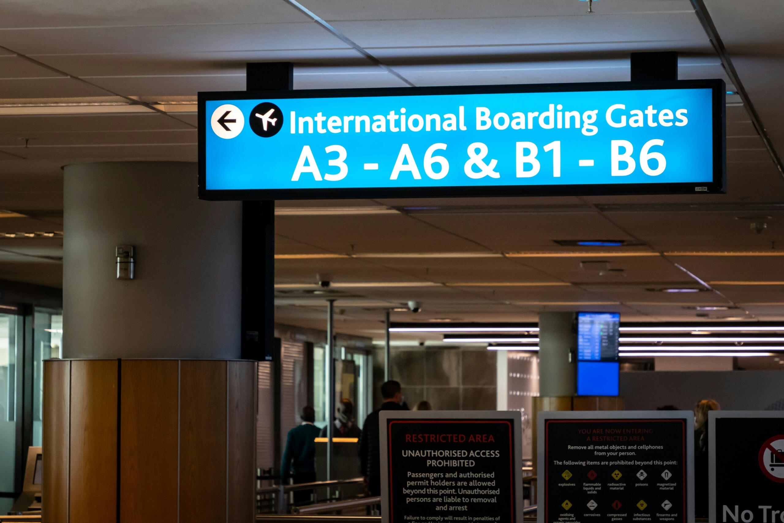 Een bord in een luchthaven met de tekst “International Boarding Gates”.