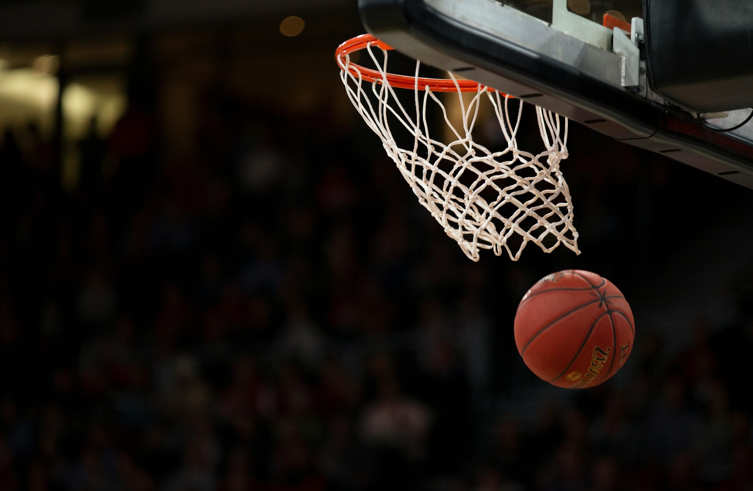 Basketbal valt door de ring tijdens een wedstrijd | Bron: Markus Spiske