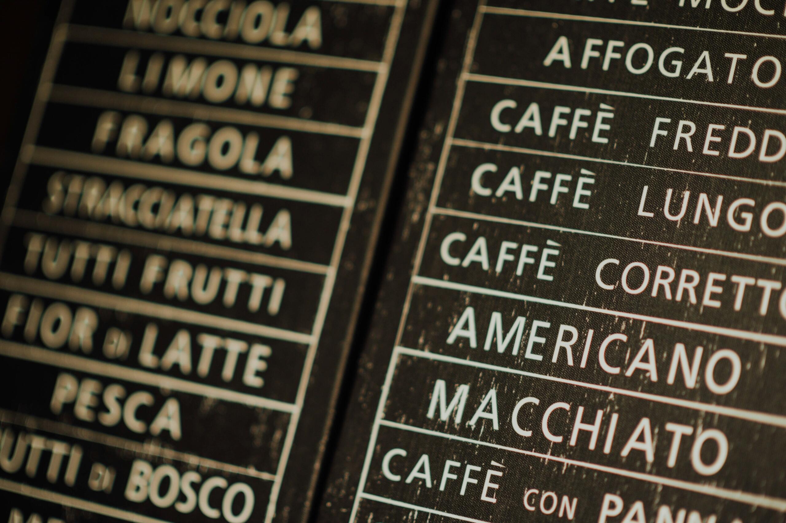 Italiaanse woorden op een menukaart met koffiesmaken en desserts | Bron: Chuttersnap, via Unsplash