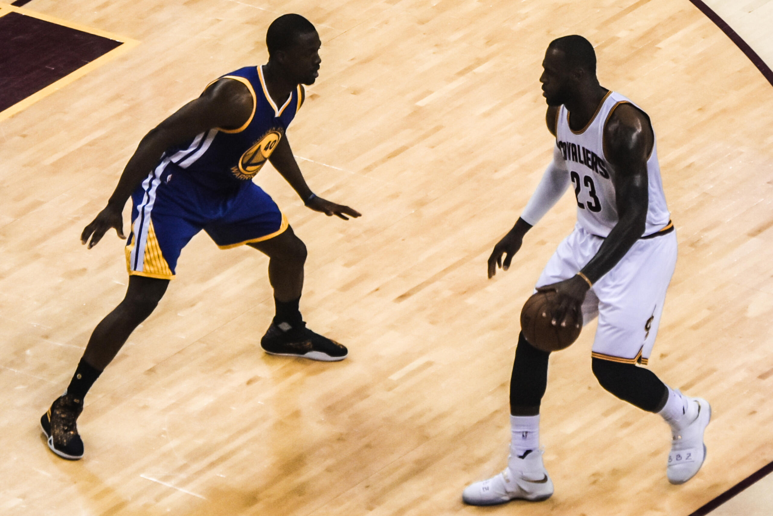 LeBron James met de bal bij de baseline tegenover Harrison Barnes tijdens een NBA-wedstrijd | Bron: Erik Drost, via Unsplash