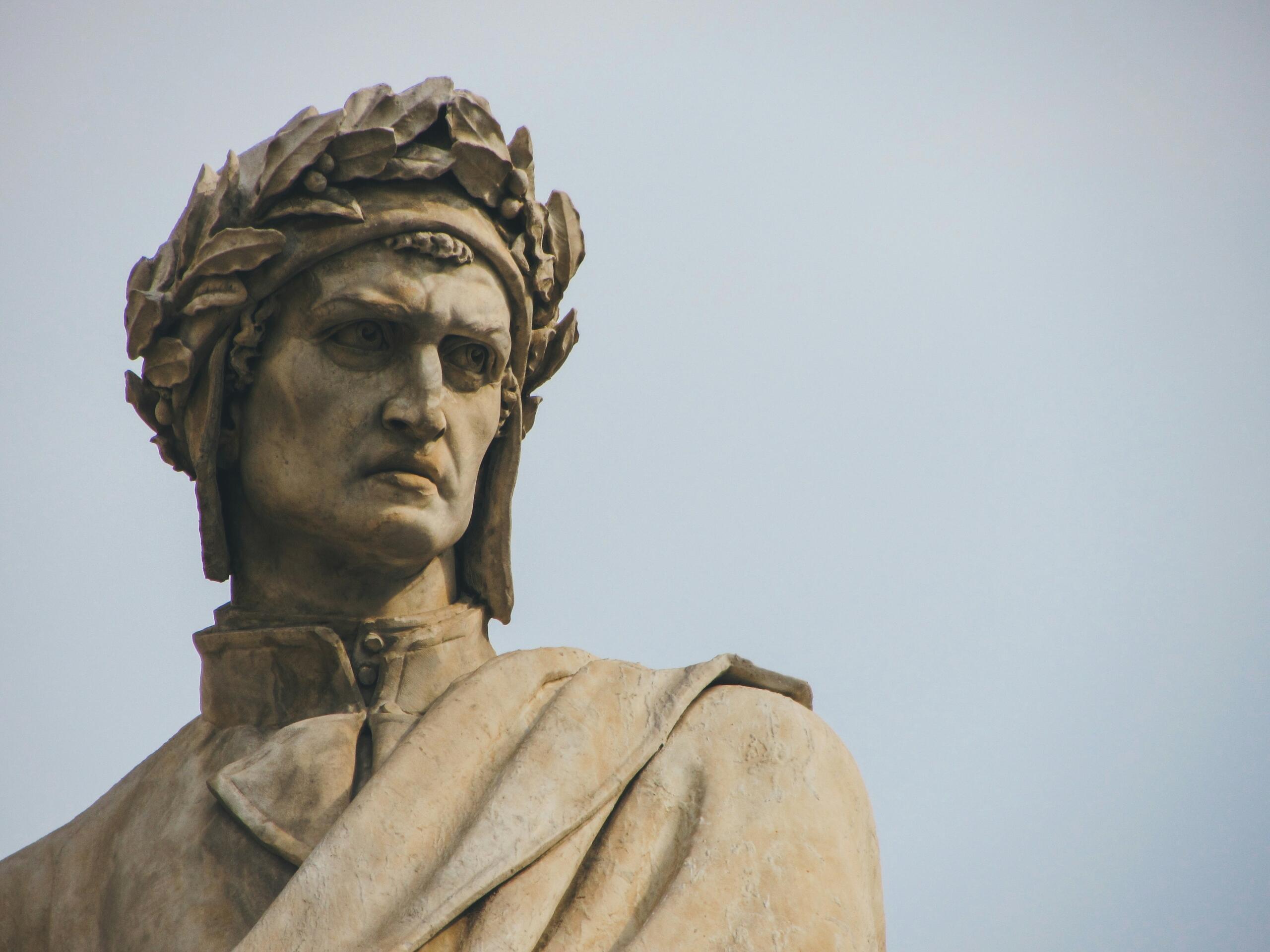 Standbeeld van Dante Alighieri in Florence | Bron: Casey Lovegrove, via Unsplash