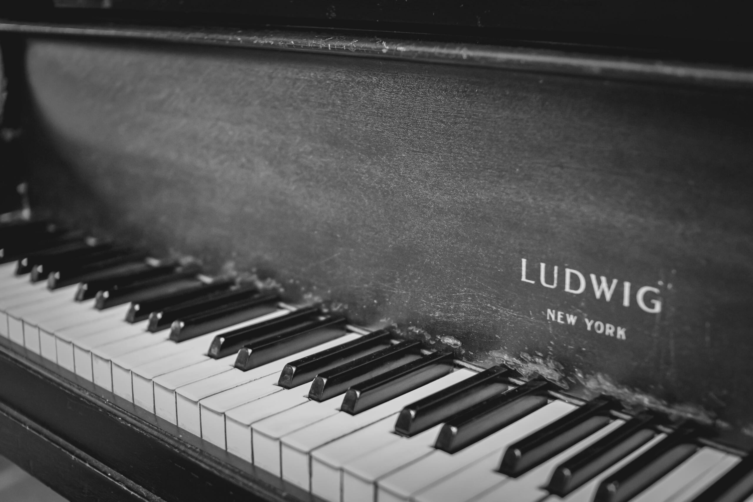 Vierkante close-up van pianotoetsen in zwart-wit.