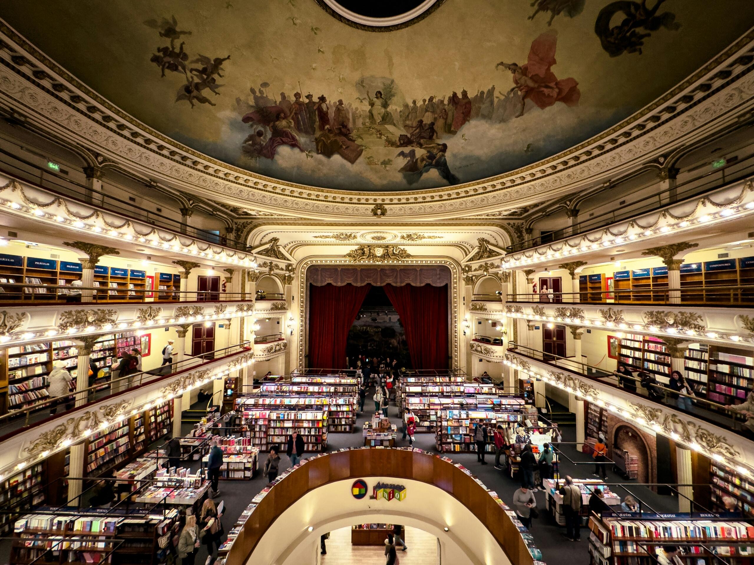 Interieur van boekhandel El Ateneo Grand Splendid in Buenos Aires met rijen boeken | Bron: Ash Coronado, via Unsplash