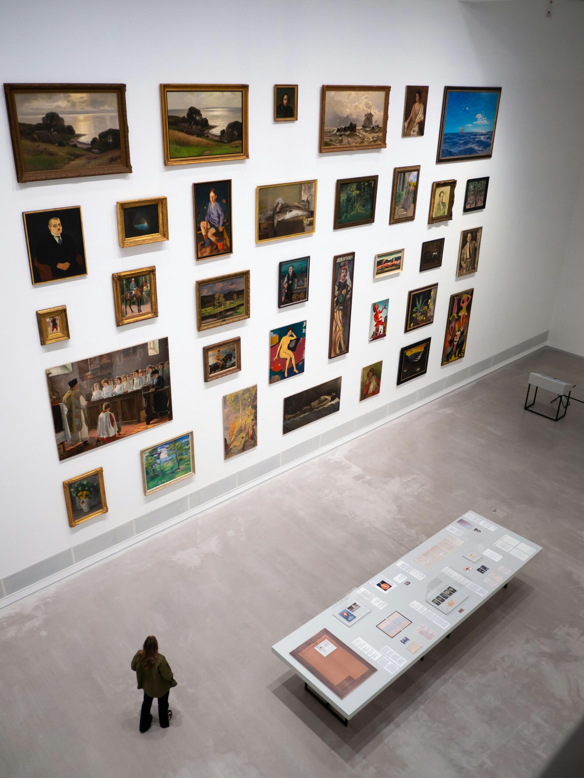 Museumgalerij met een wand vol schilderijen uit verschillende kunstperioden | Bron: Yoav Aziz, via Unsplash