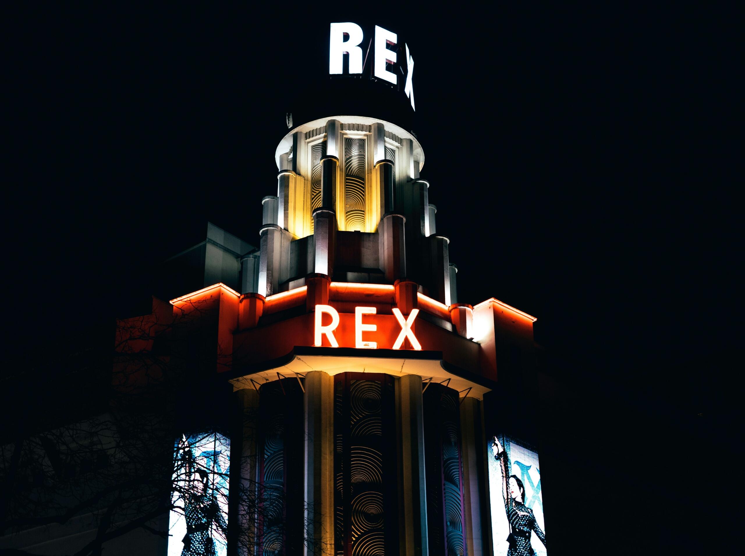 Verlichte art-decofaçade van bioscoop Le Grand Rex in Parijs bij nacht | Bron: VENUS MAJOR, via Unsplash