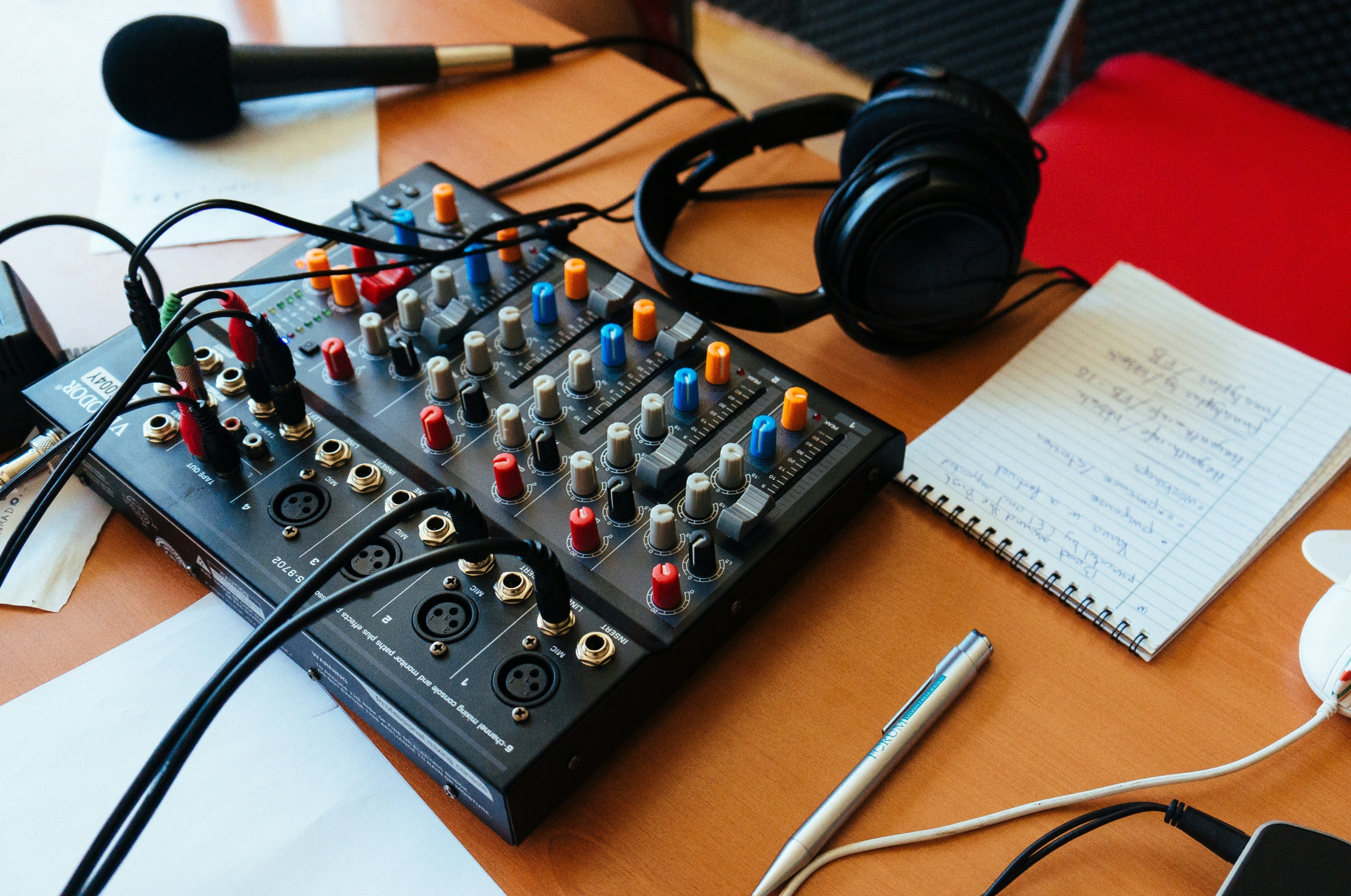 Een audio-equalizer en audiobediening zijn te zien op een scherm.