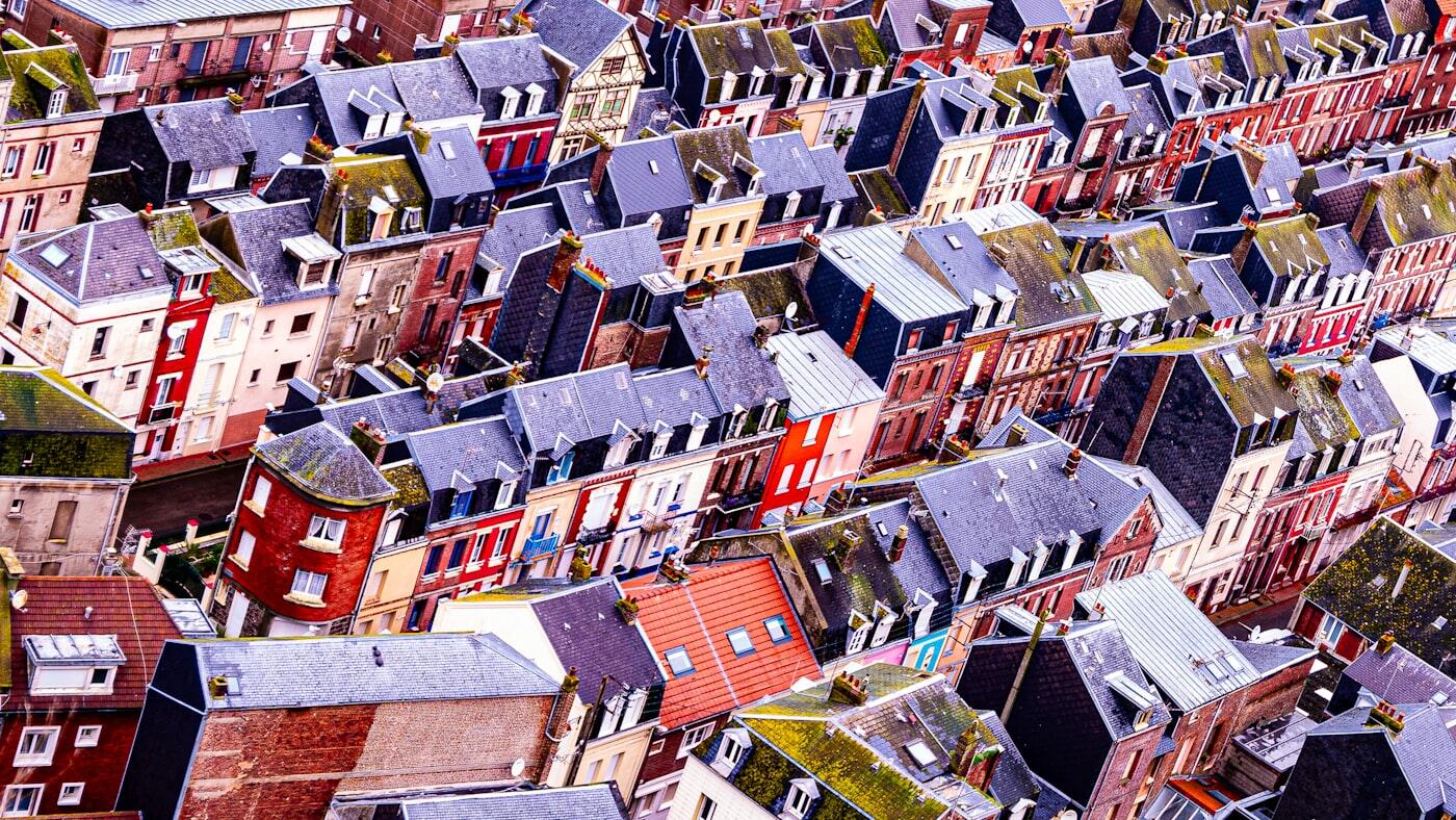 Kleurrijke huizen staan dicht bij elkaar in de Franse kustplaats Le Tréport.