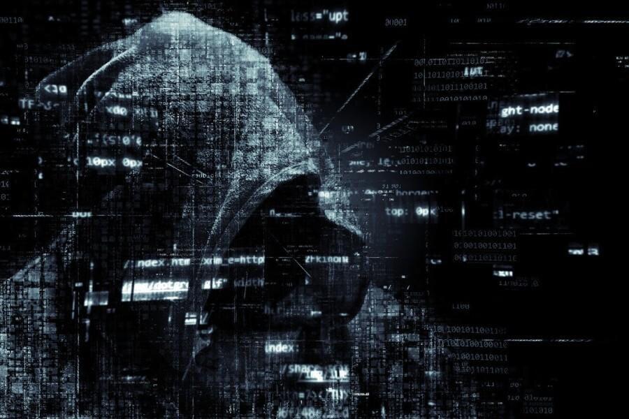 Donker silhouet opgebouwd uit computercode