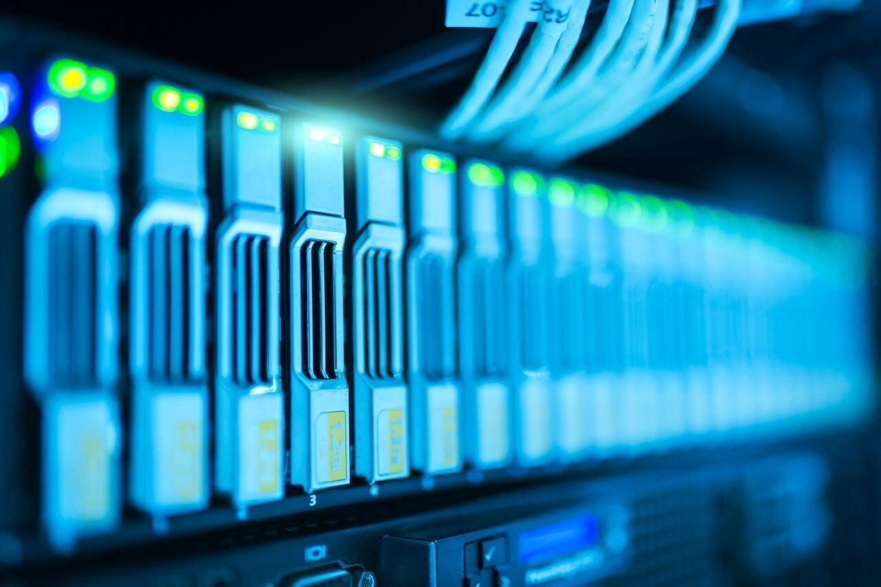 Rij verlichte servers in een datacenter
