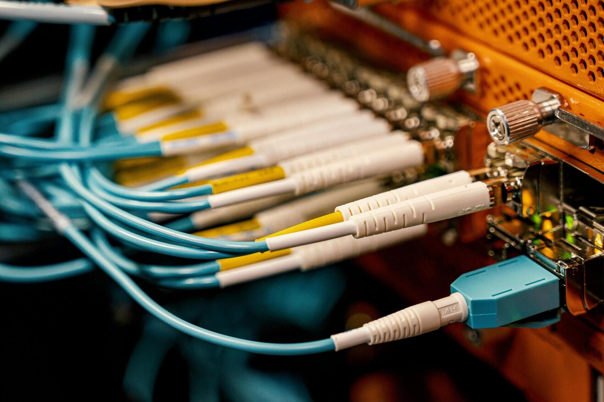 Netwerkkabels aangesloten op serverapparatuur