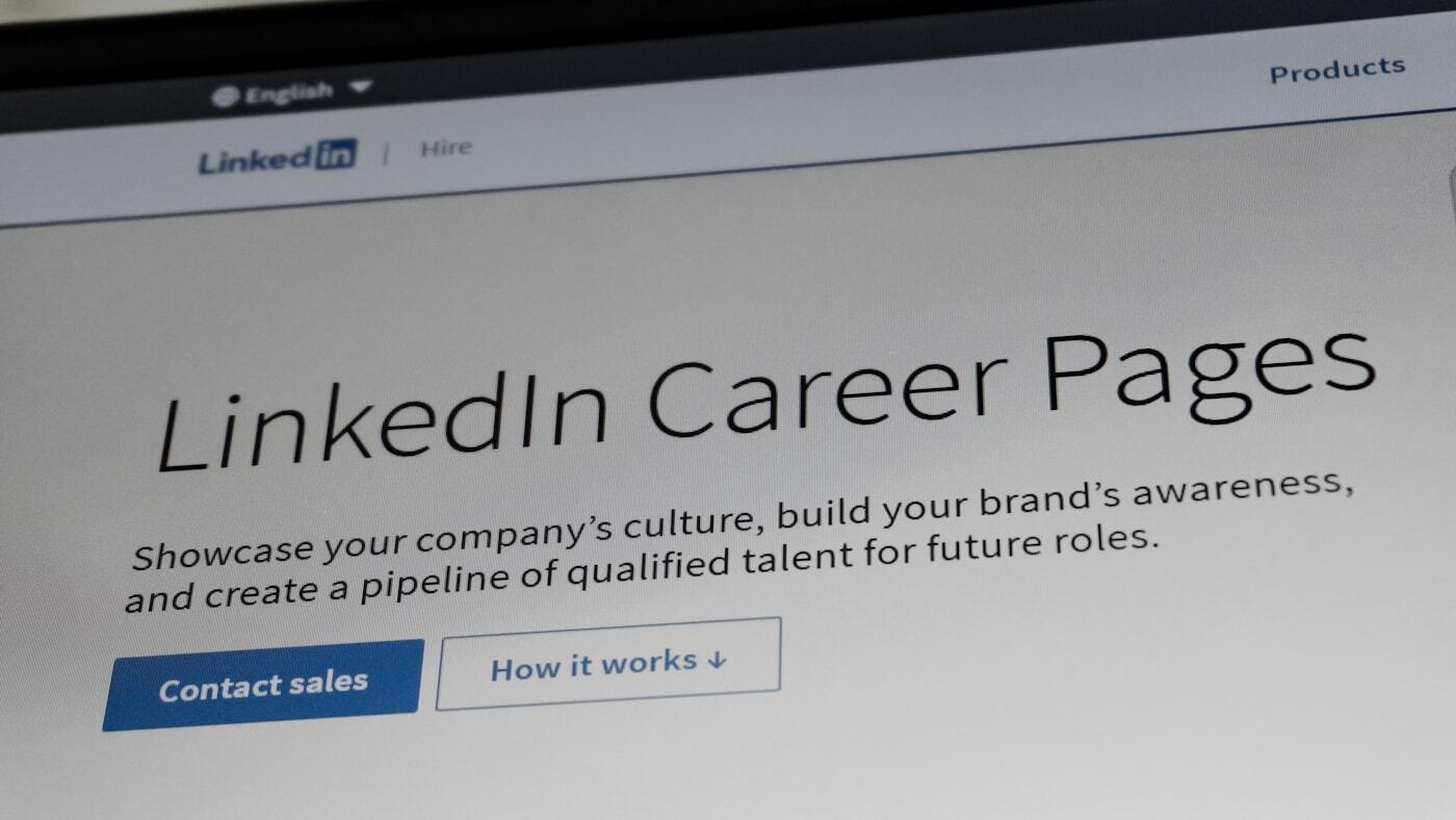 Een laptopscherm toont de carrièrepagina’s van LinkedIn.