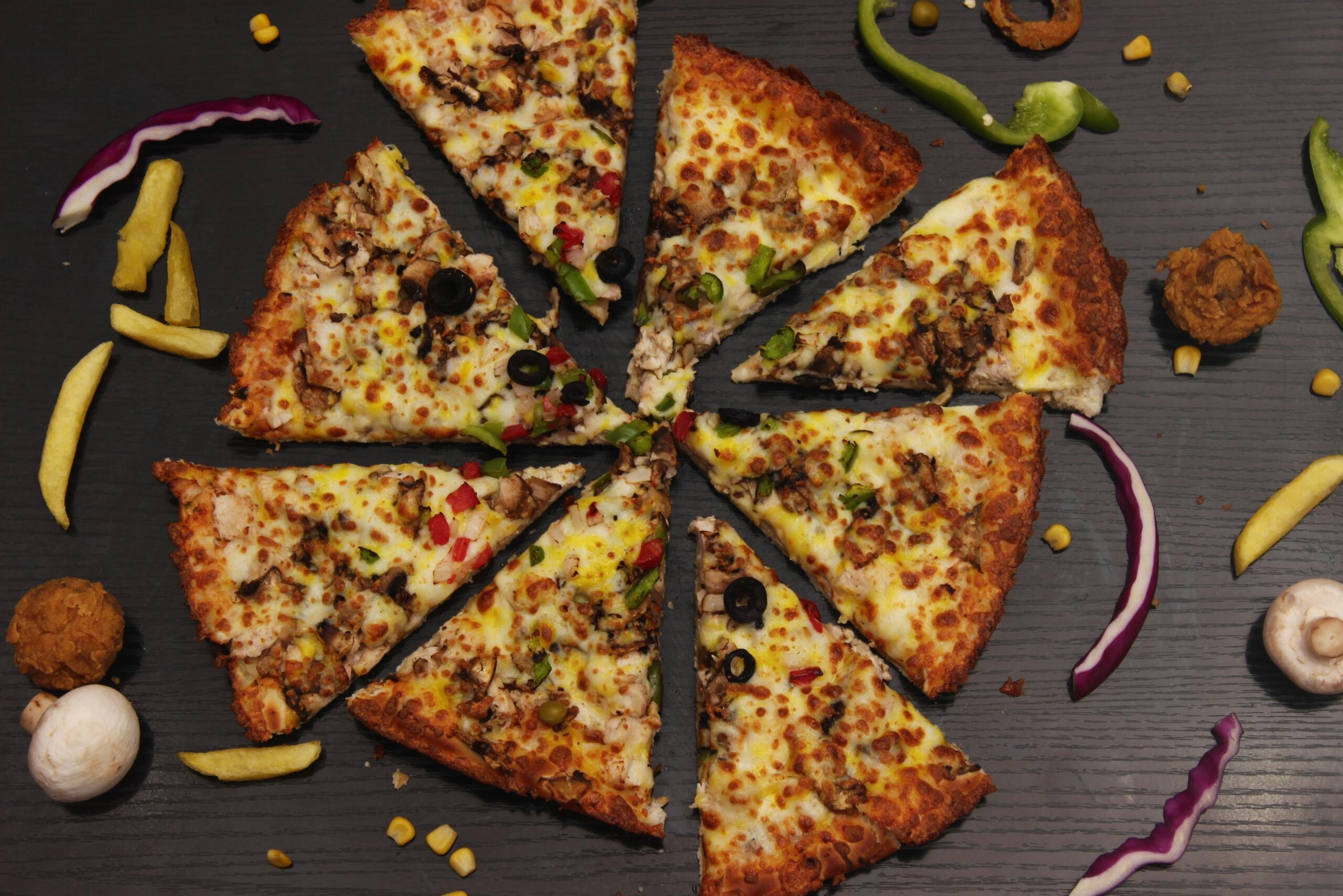 Pizza verdeeld in acht gelijke stukken